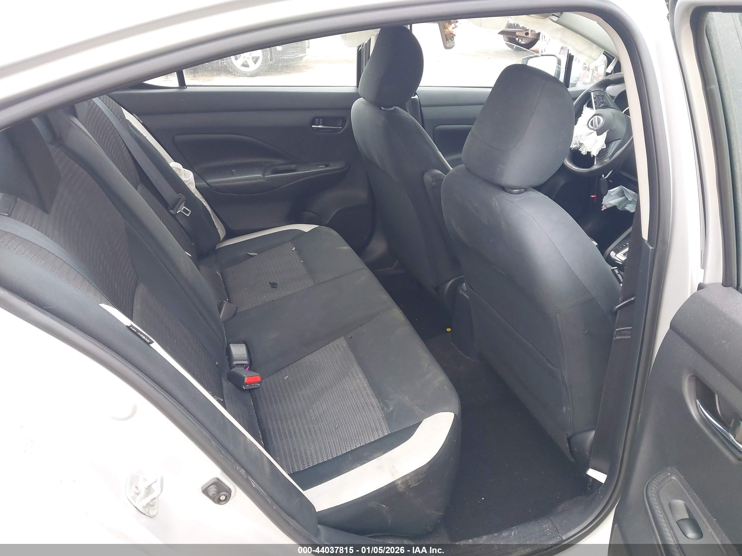 NISSAN VERSA image 8