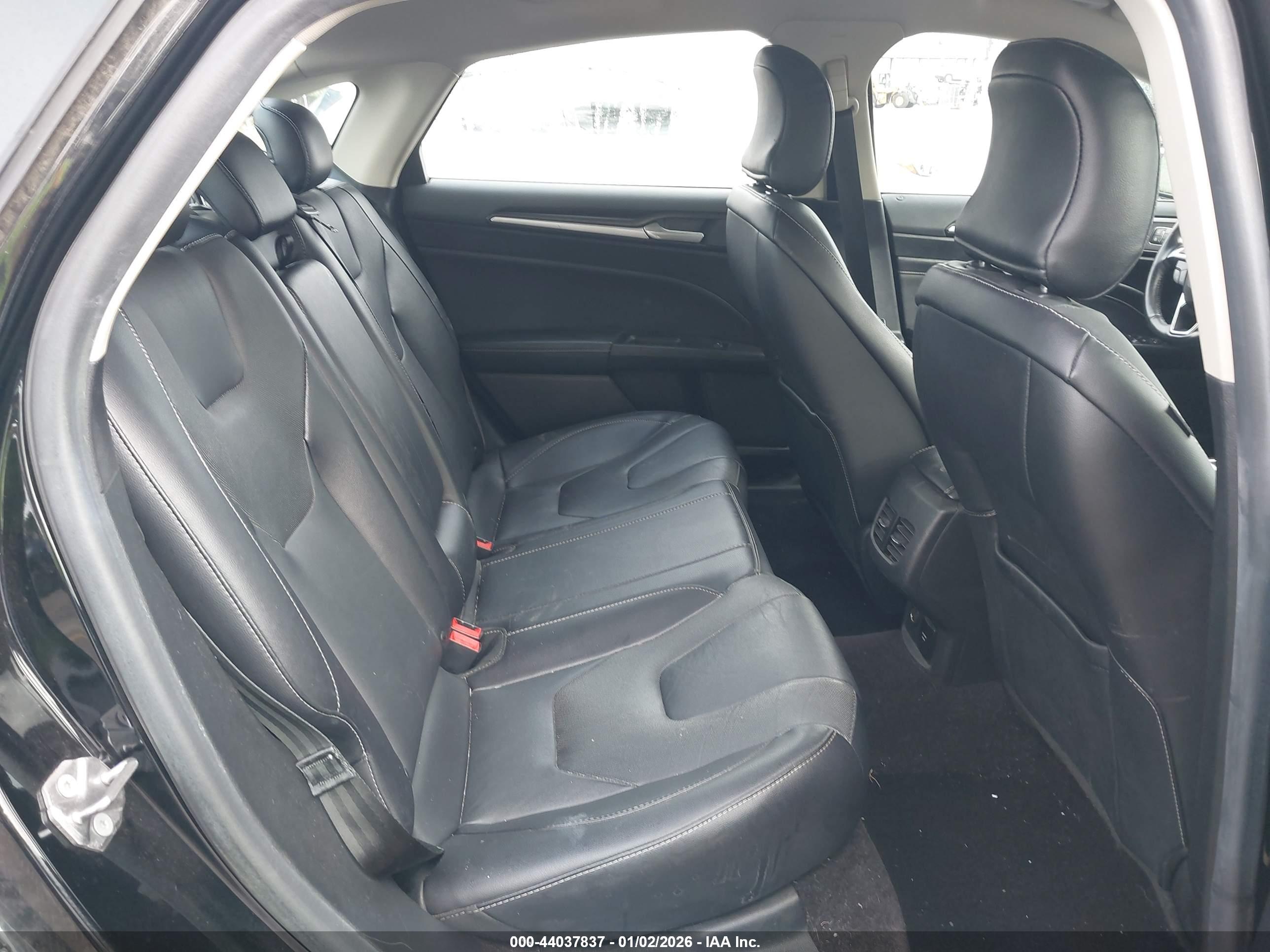FORD FUSION image 8