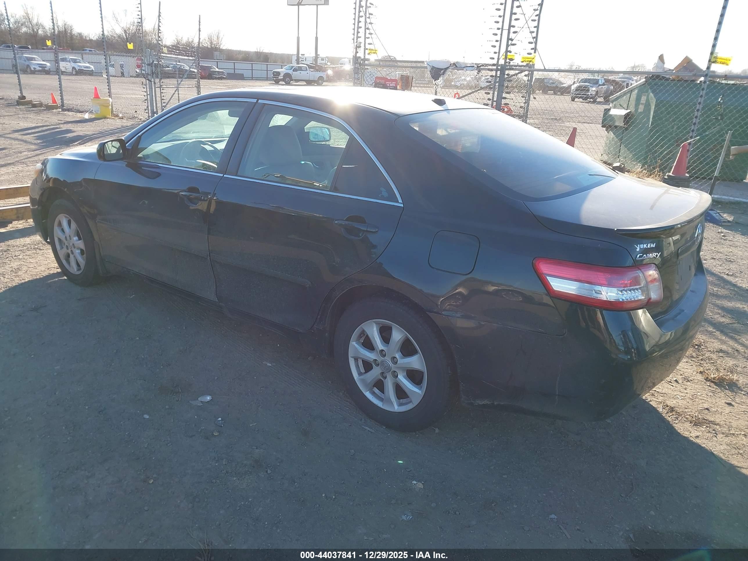 TOYOTA CAMRY image 3