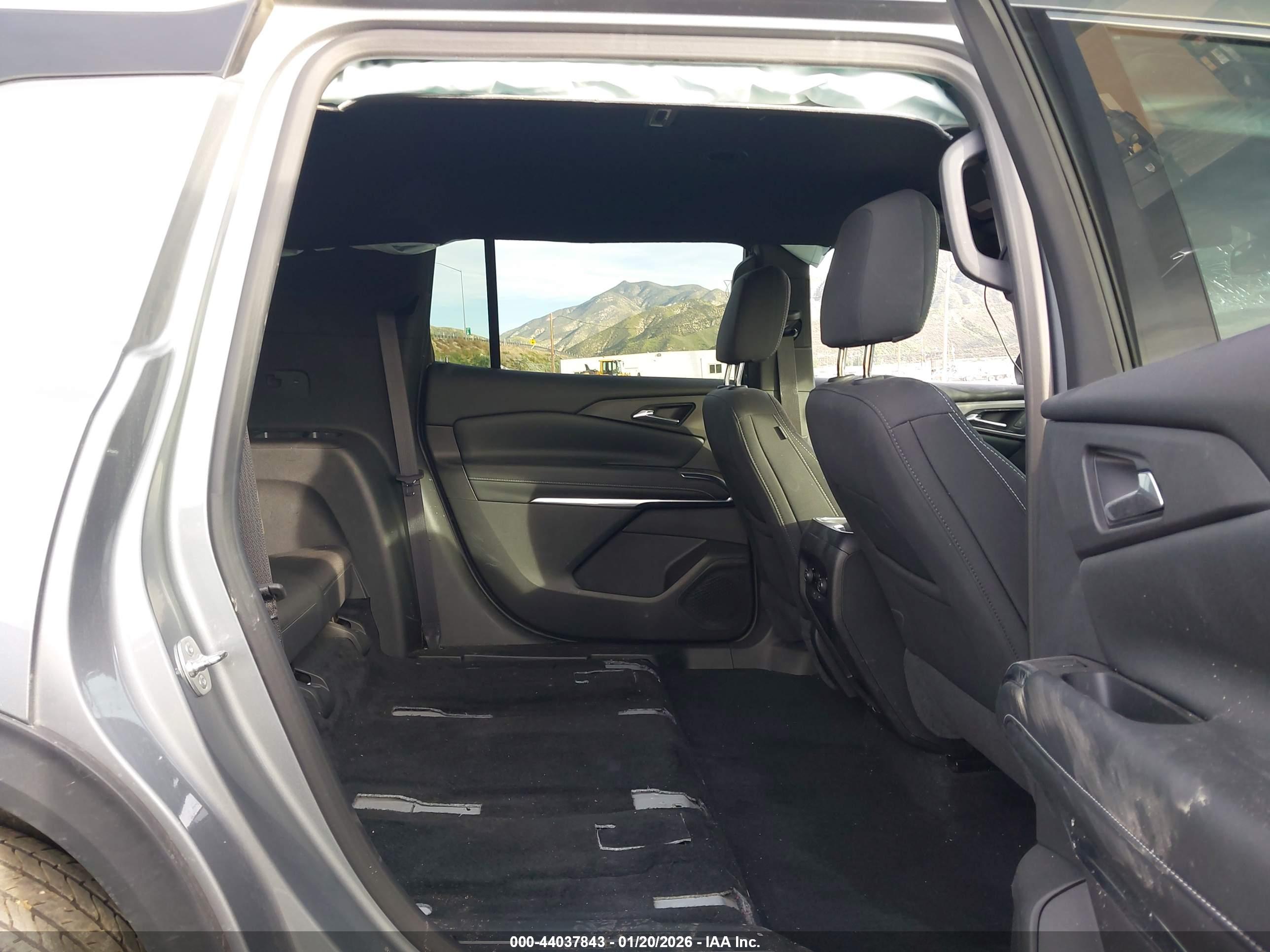 CHEVROLET TRAVERSE image 8