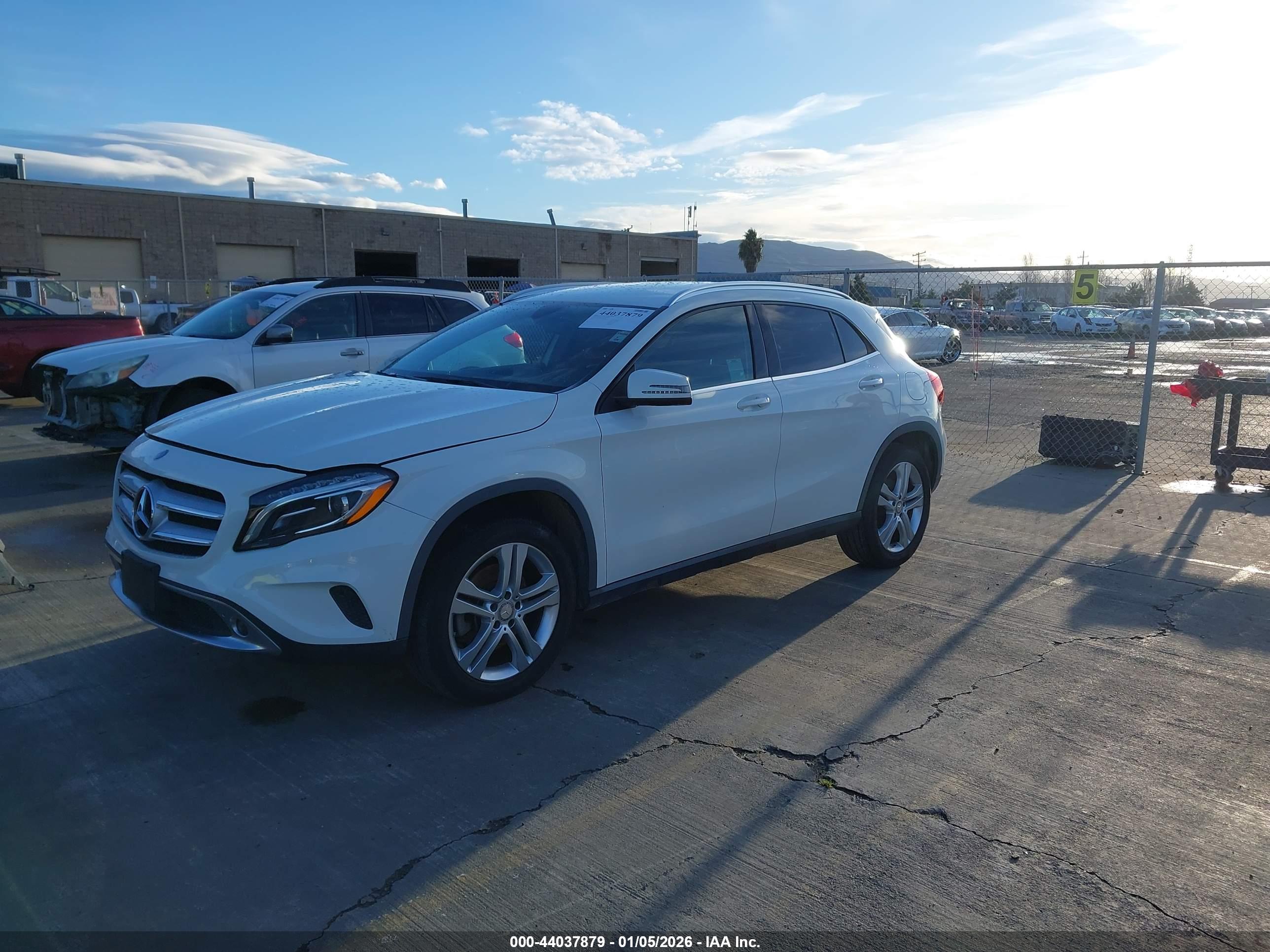 MERCEDES-BENZ GLA image 2
