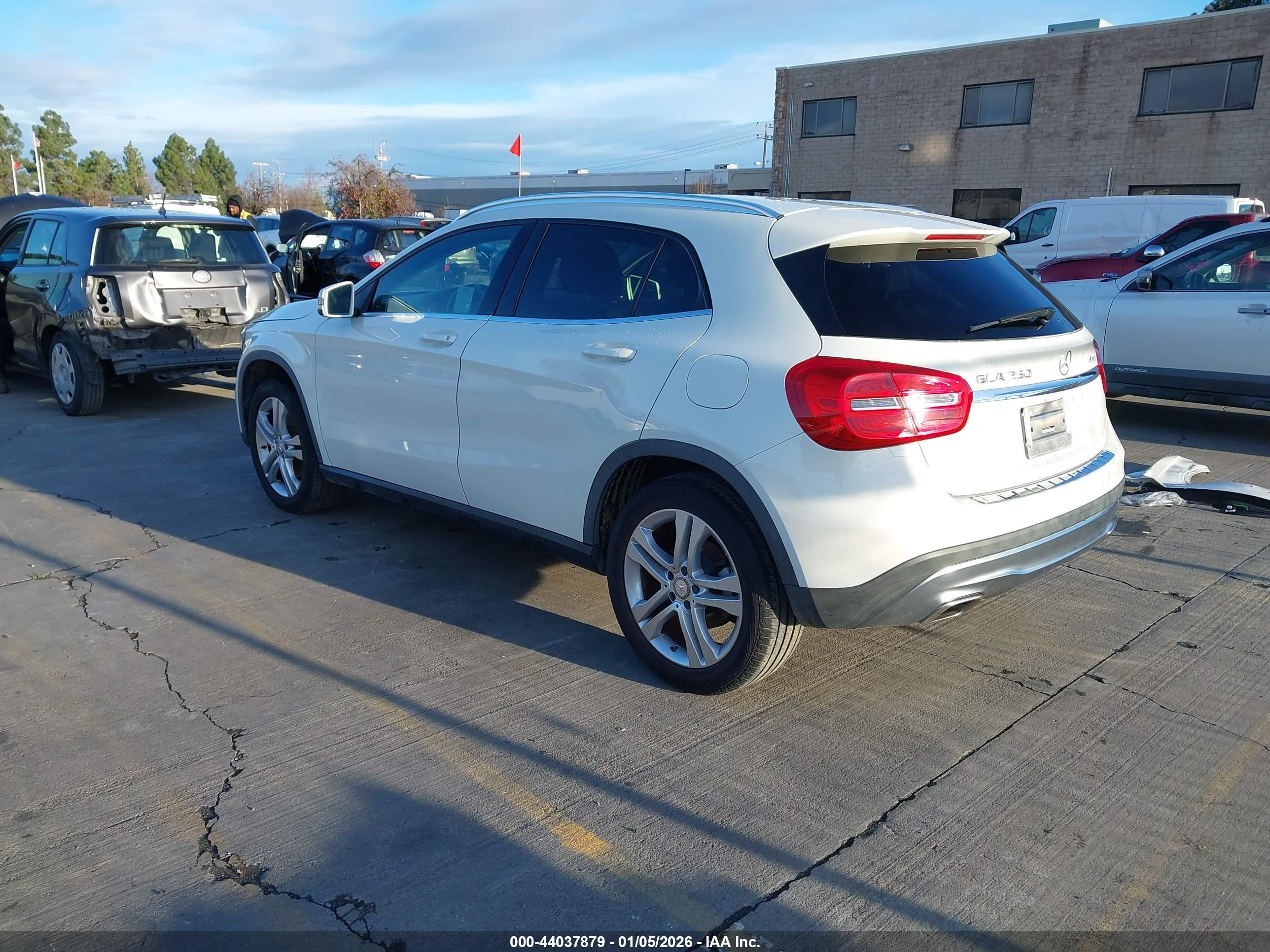 MERCEDES-BENZ GLA image 3