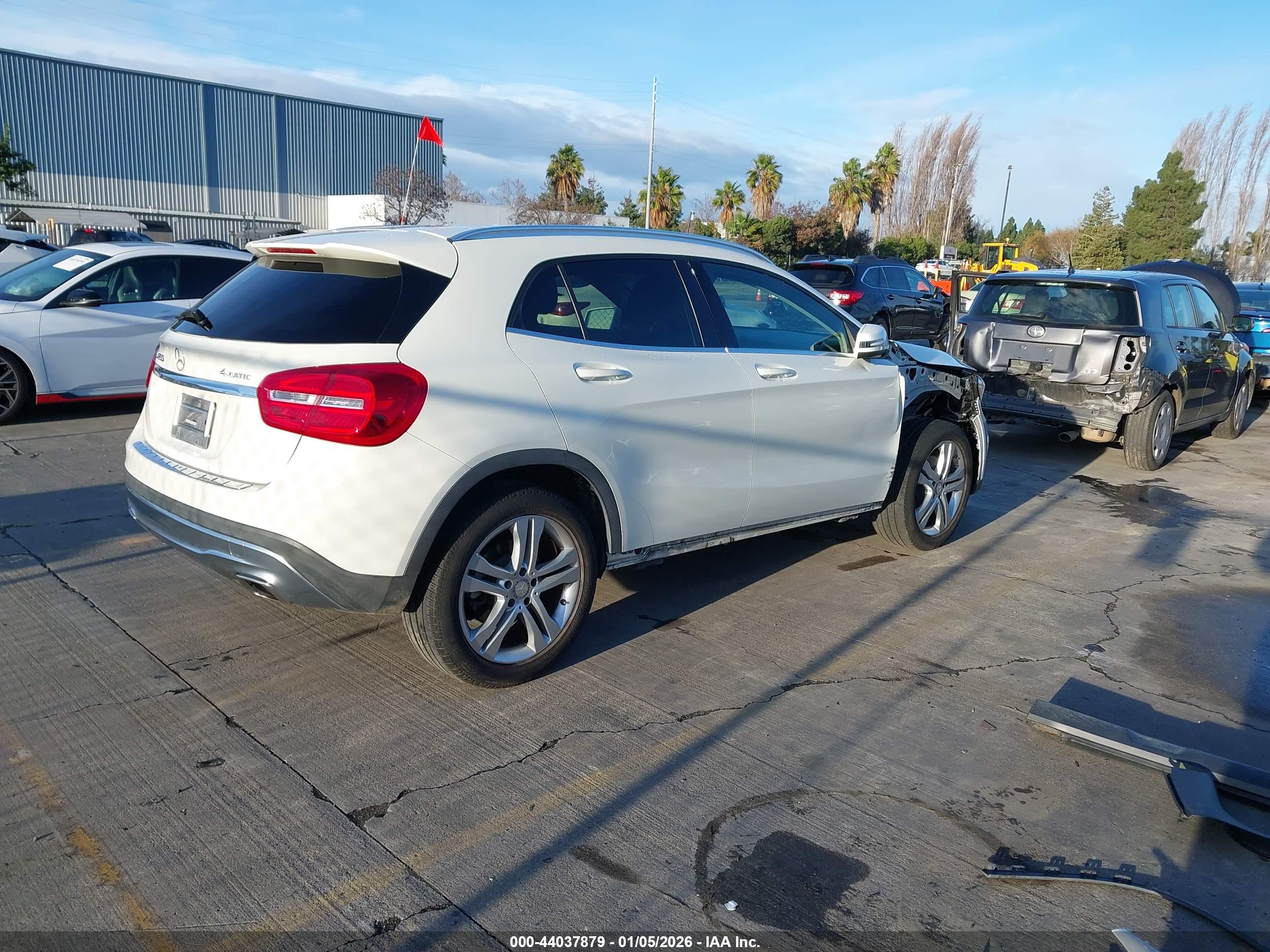 MERCEDES-BENZ GLA image 4