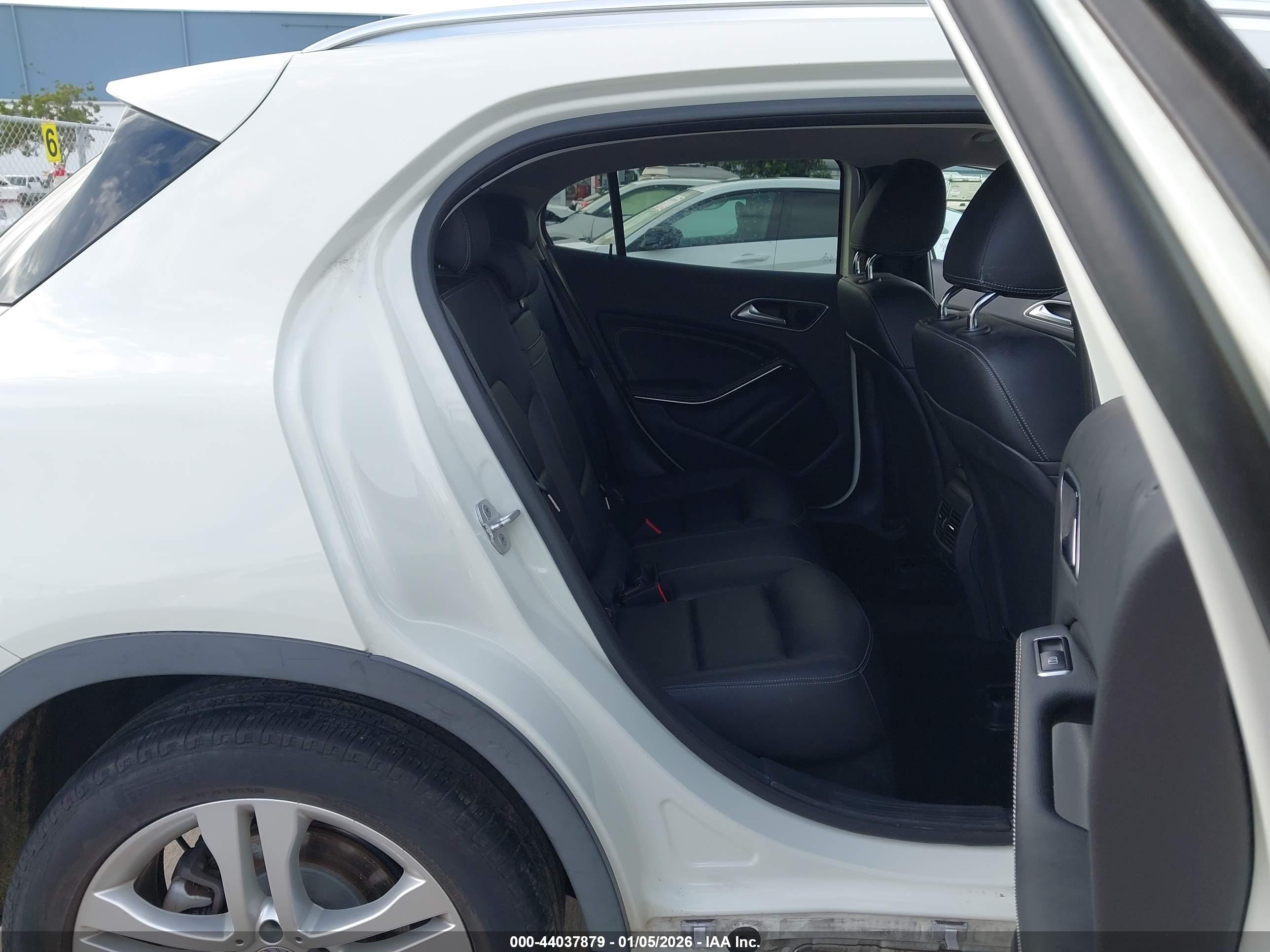 MERCEDES-BENZ GLA image 8