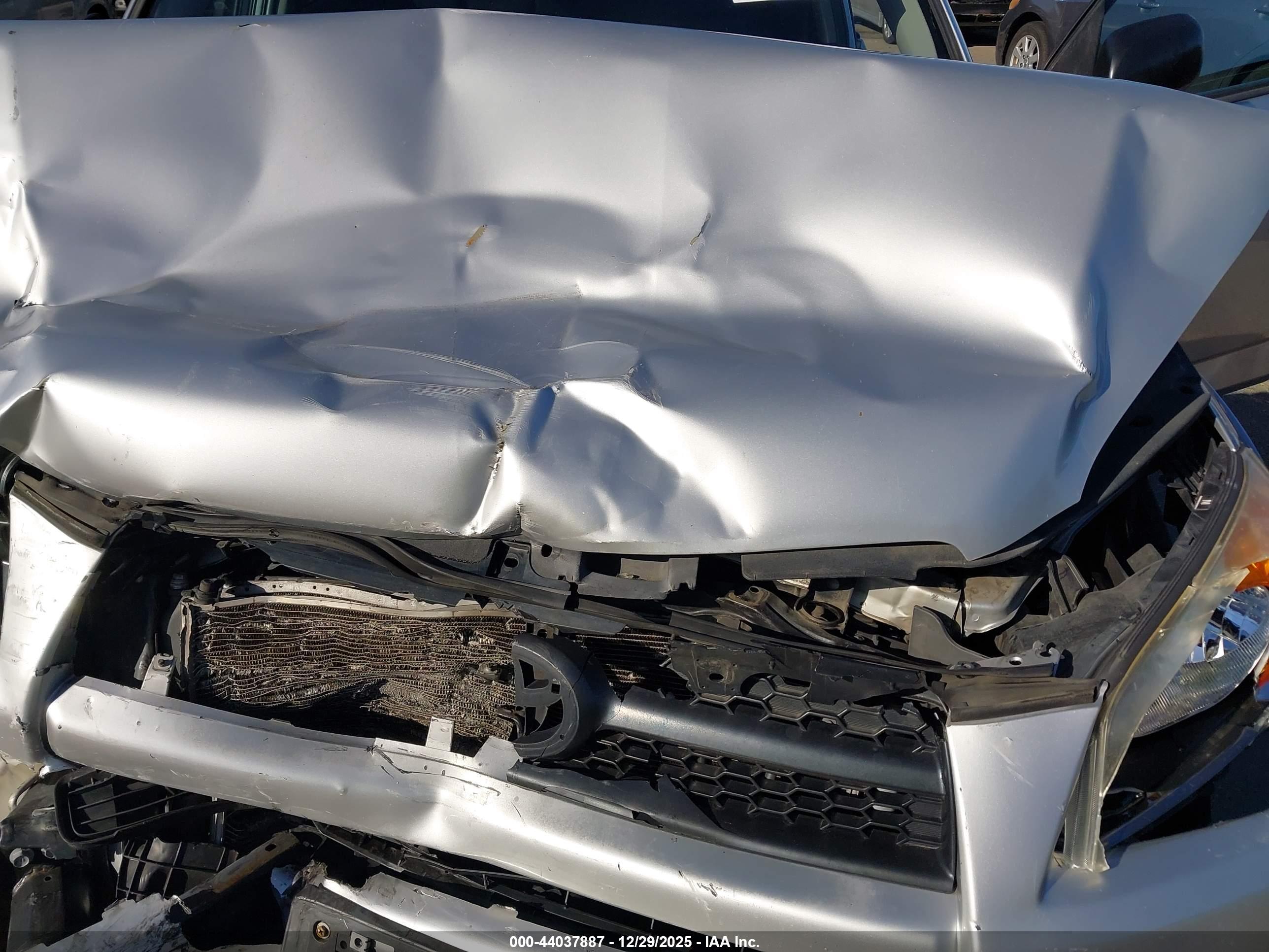 TOYOTA RAV4 image 10