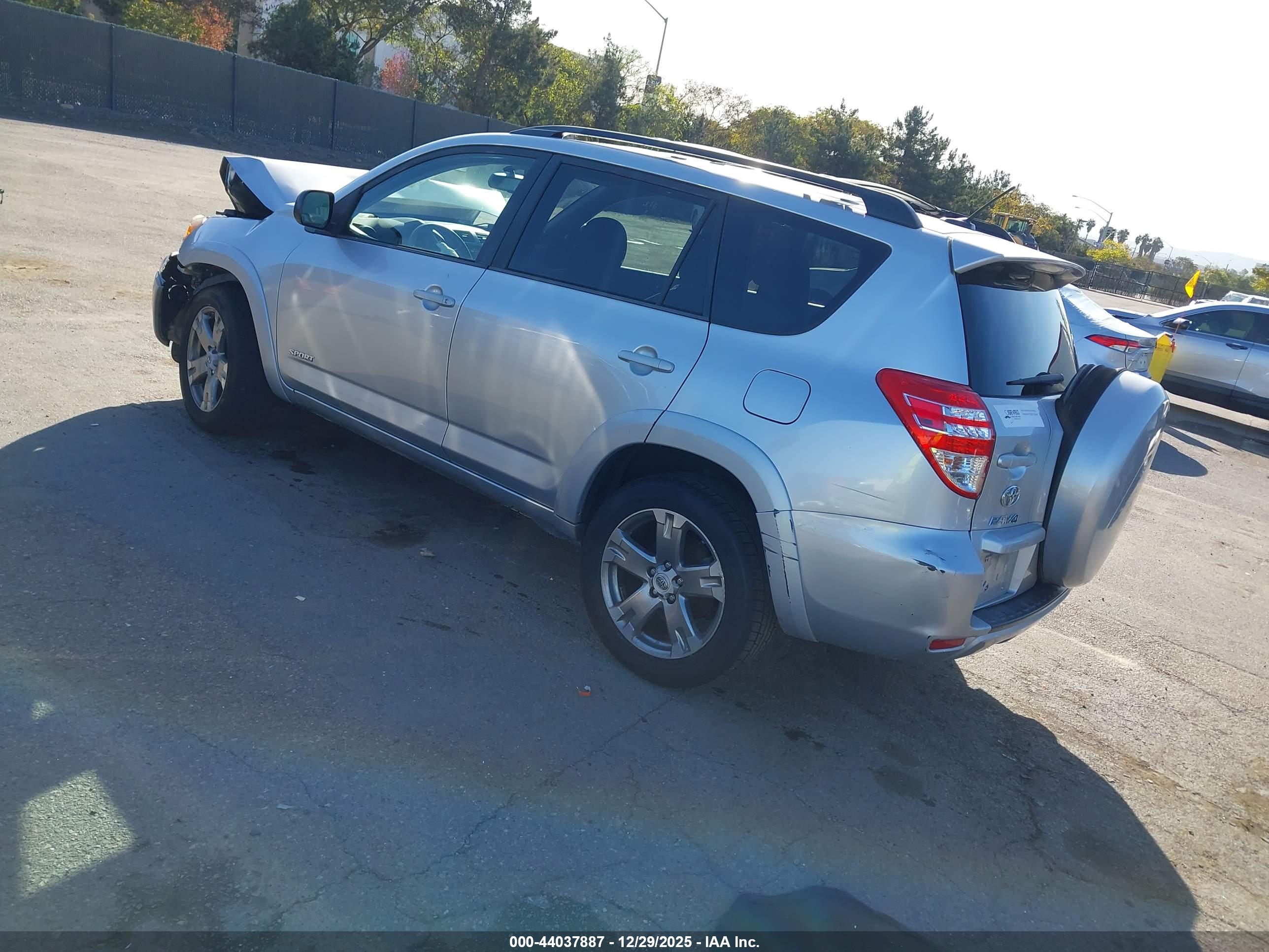 TOYOTA RAV4 image 3