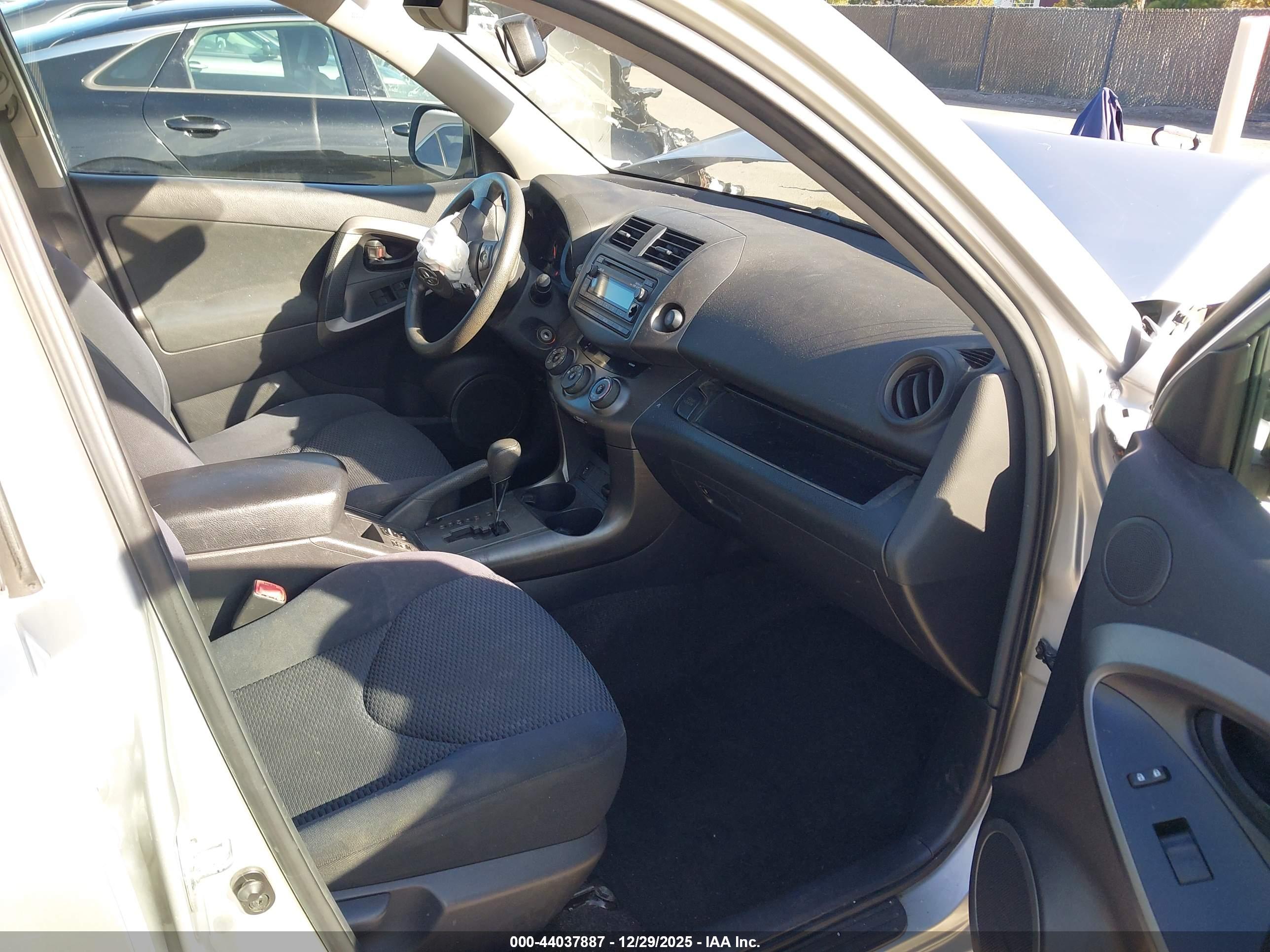 TOYOTA RAV4 image 5