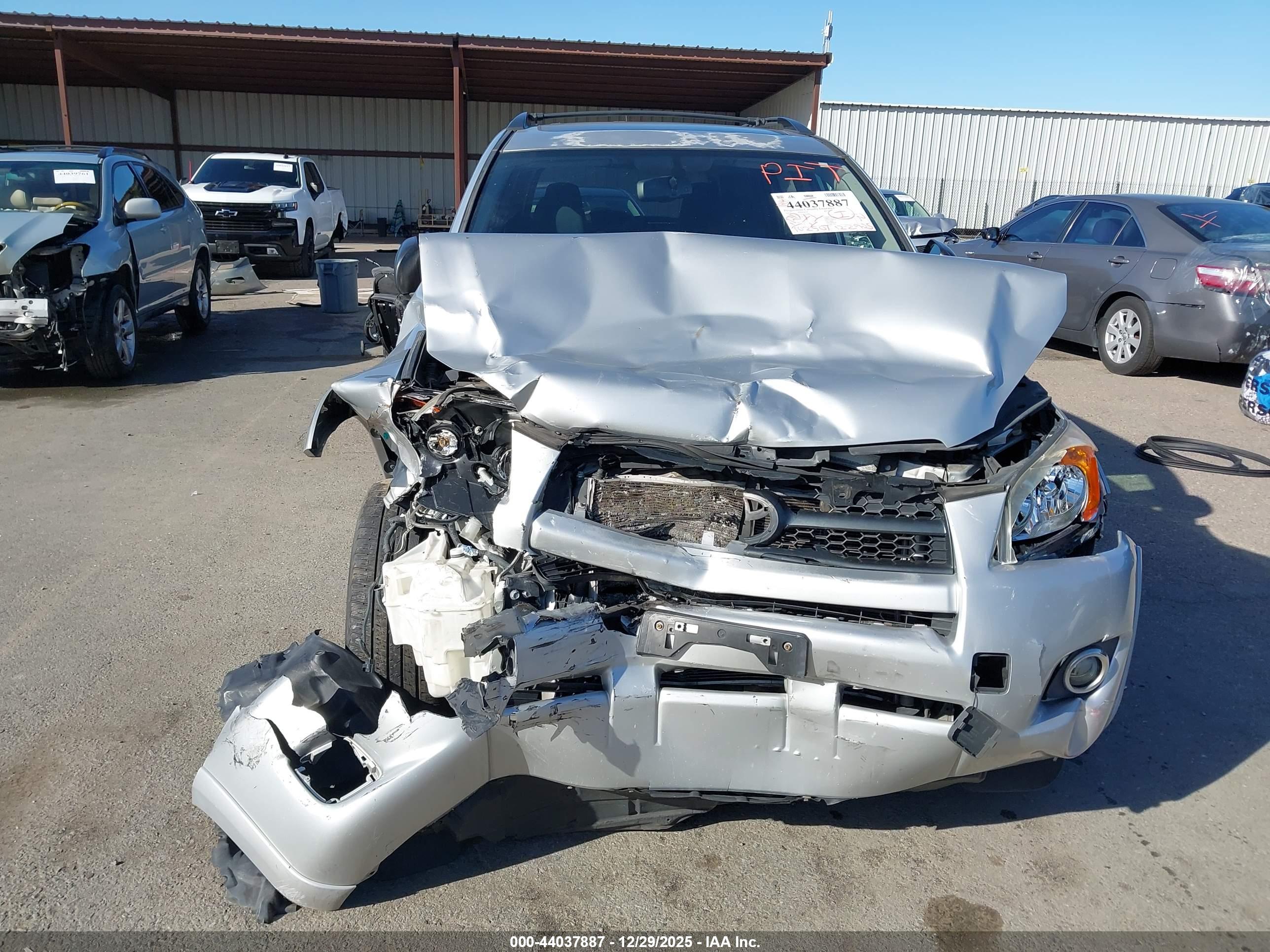 TOYOTA RAV4 image 6