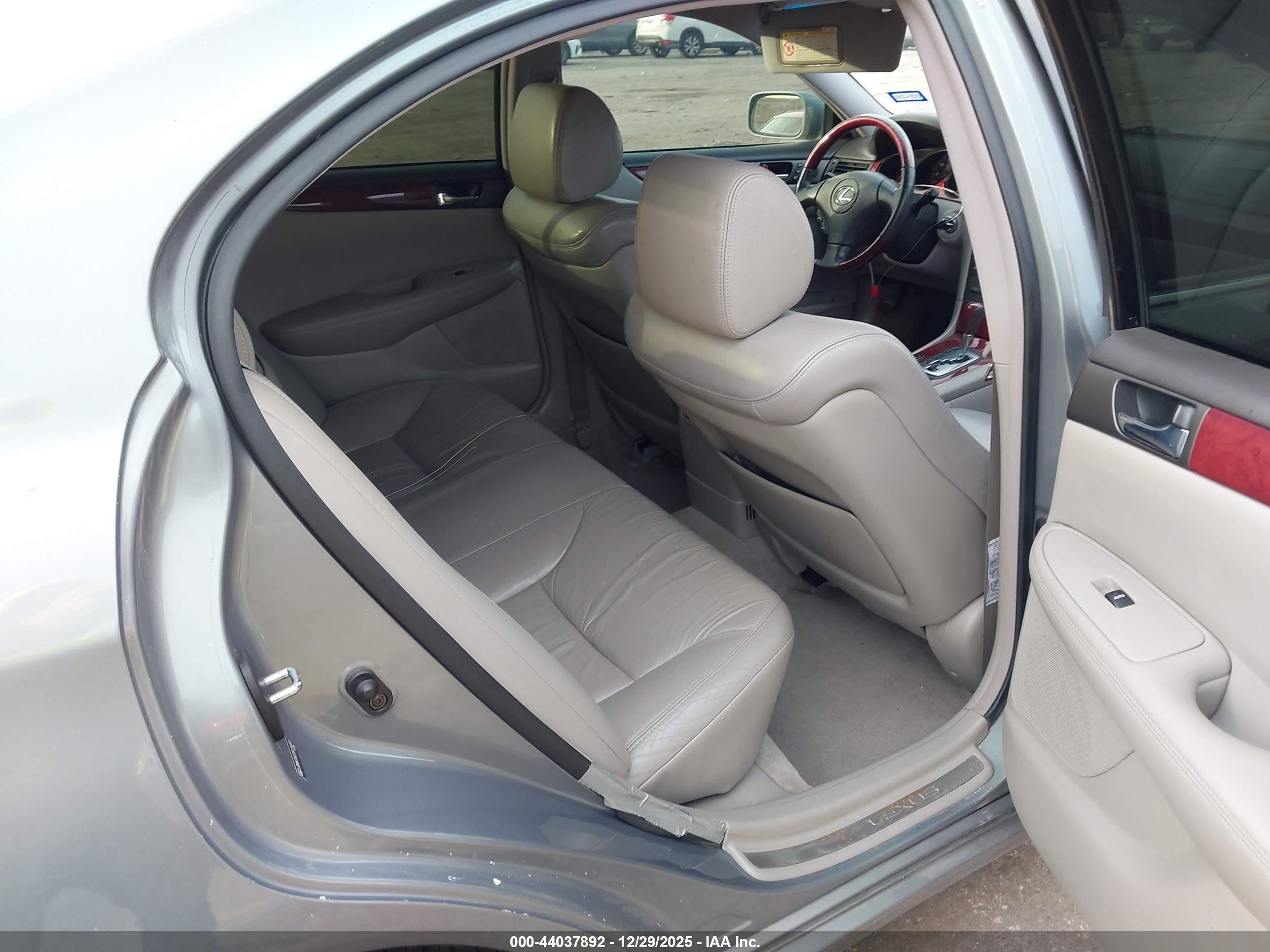 LEXUS ES image 8