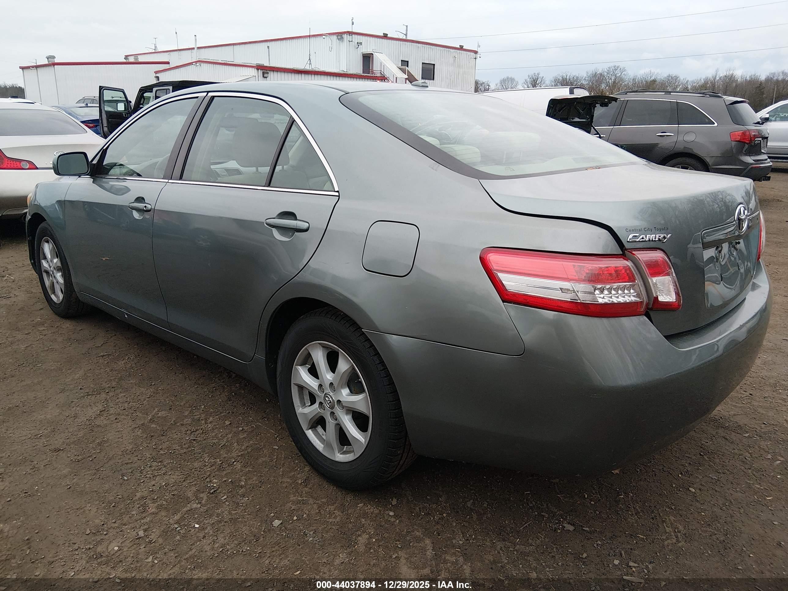 TOYOTA CAMRY image 3