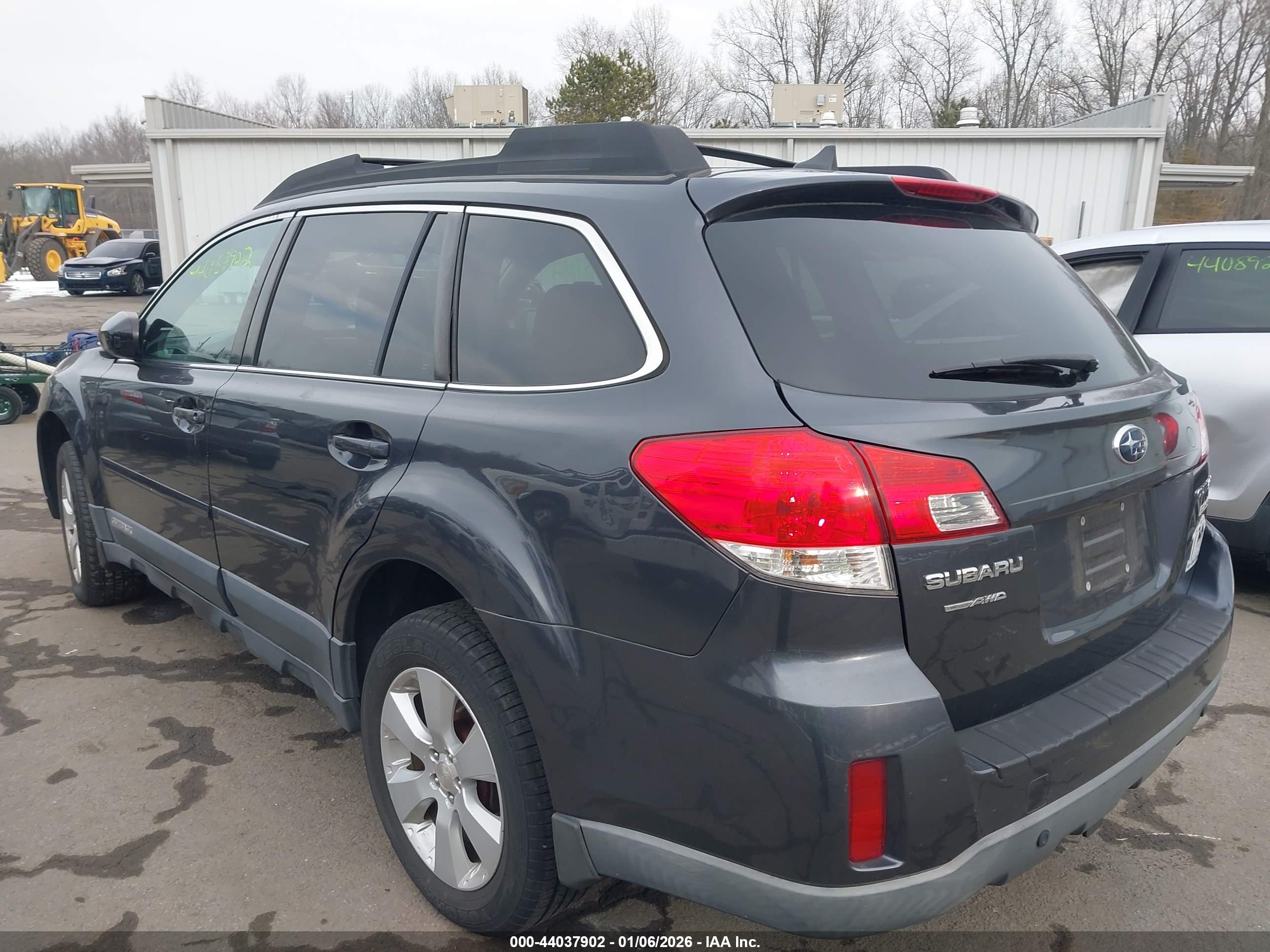 SUBARU OUTBACK image 3