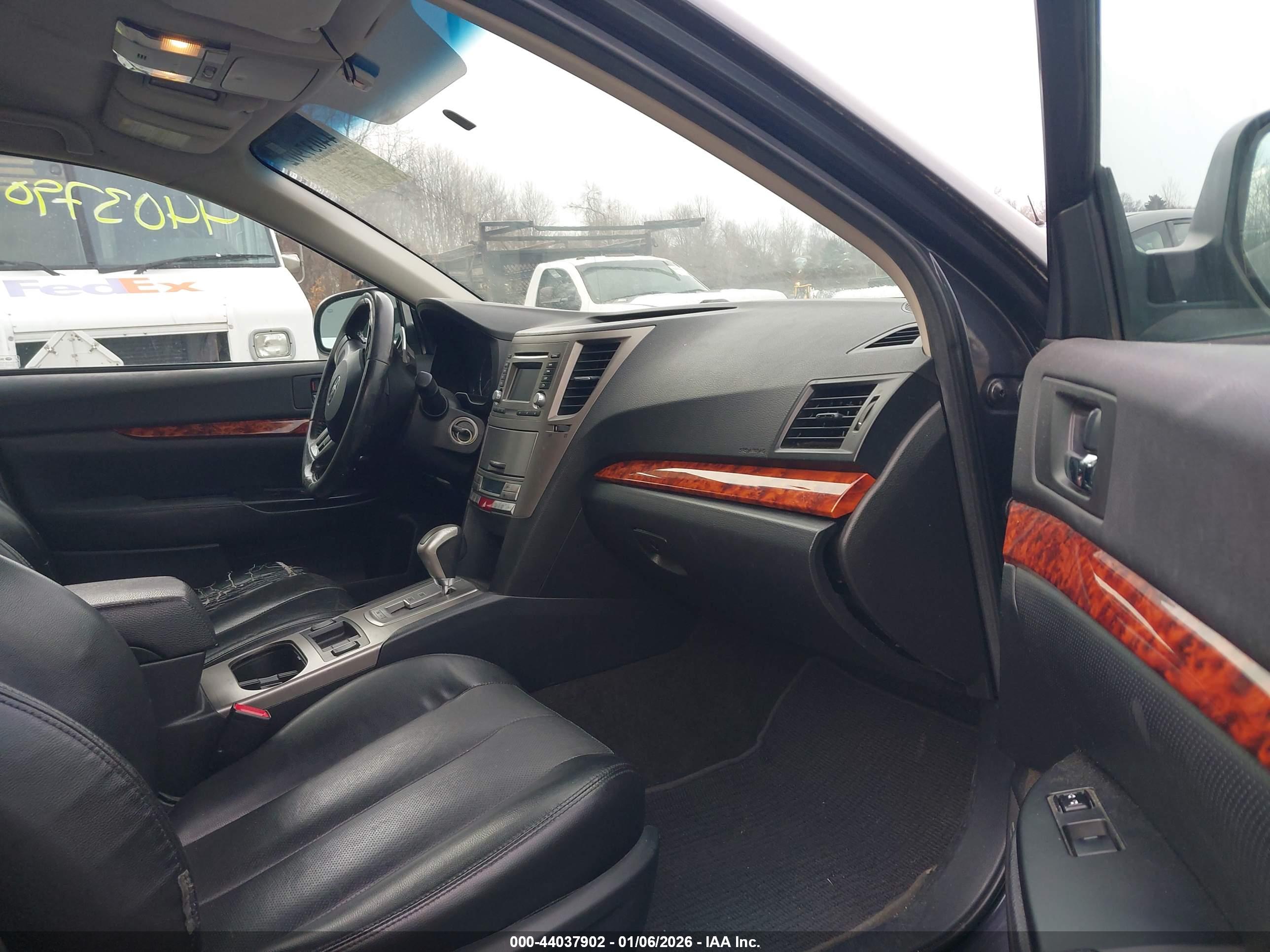 SUBARU OUTBACK image 5