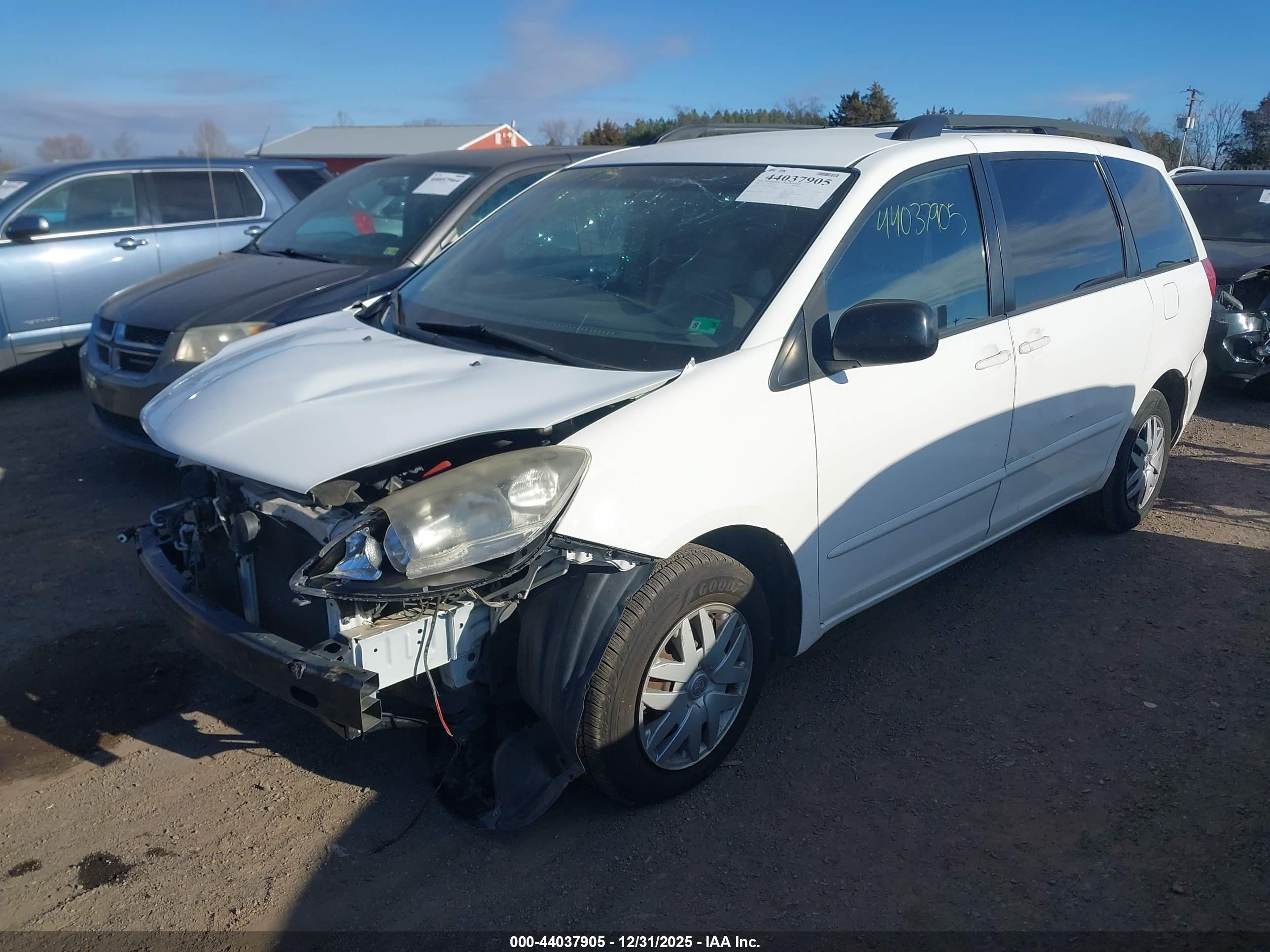 TOYOTA SIENNA image 2