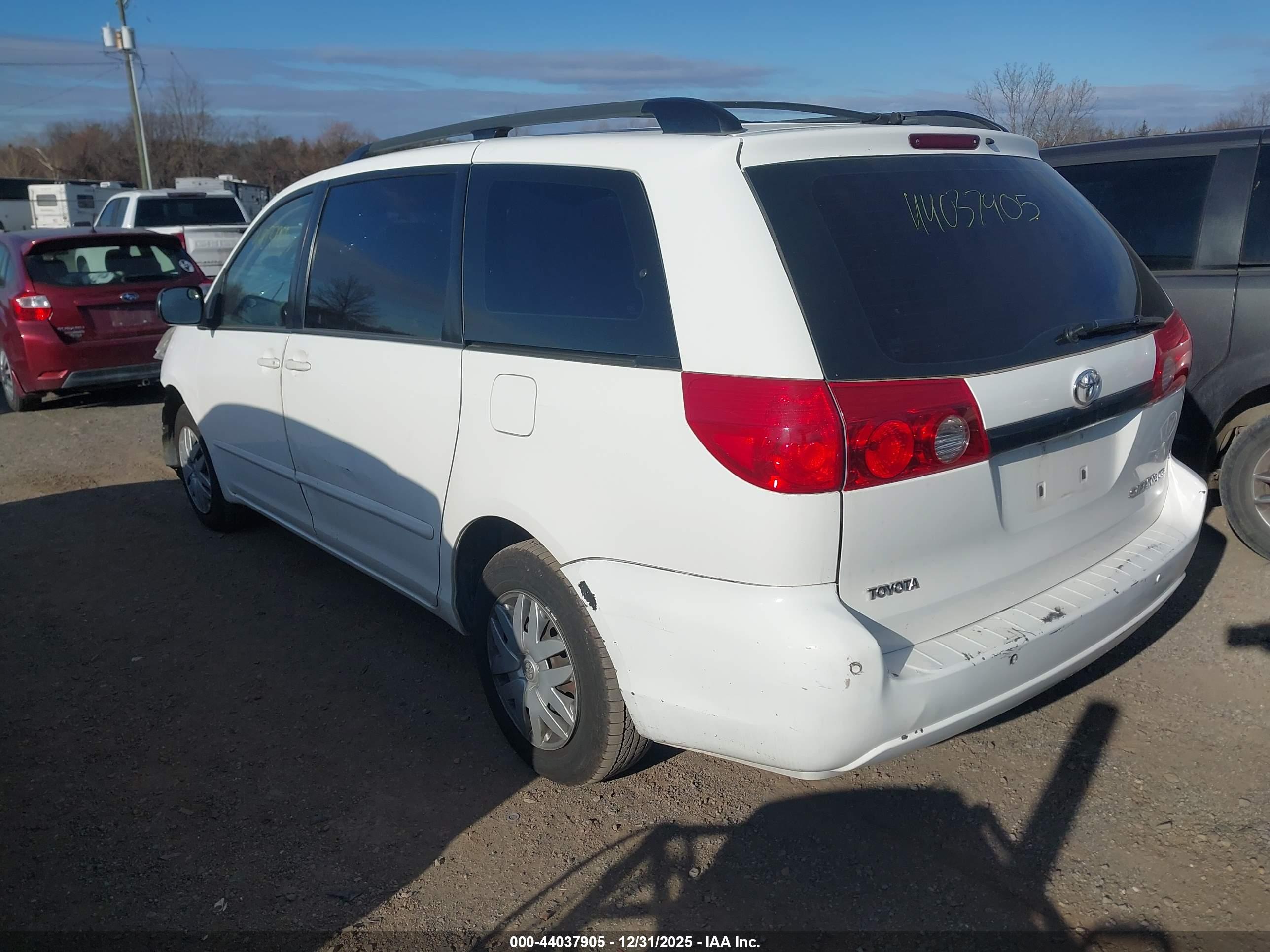 TOYOTA SIENNA image 3