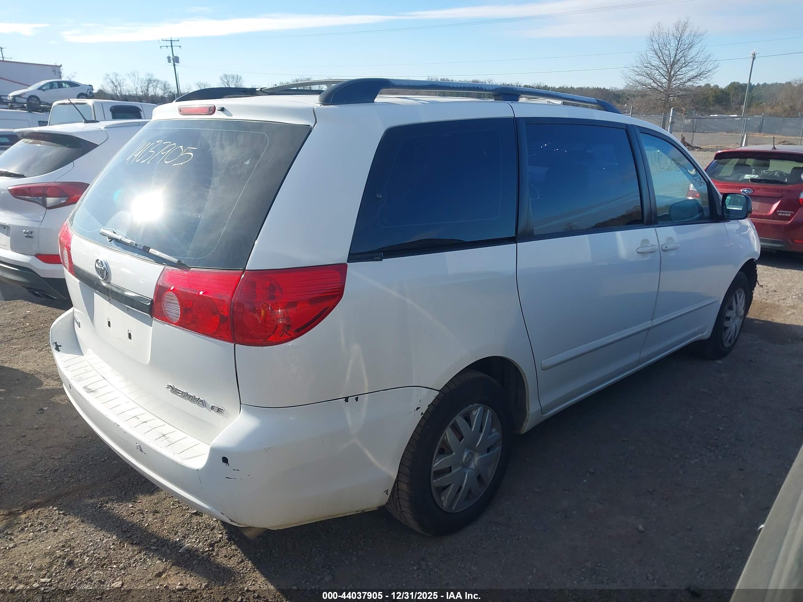 TOYOTA SIENNA image 4