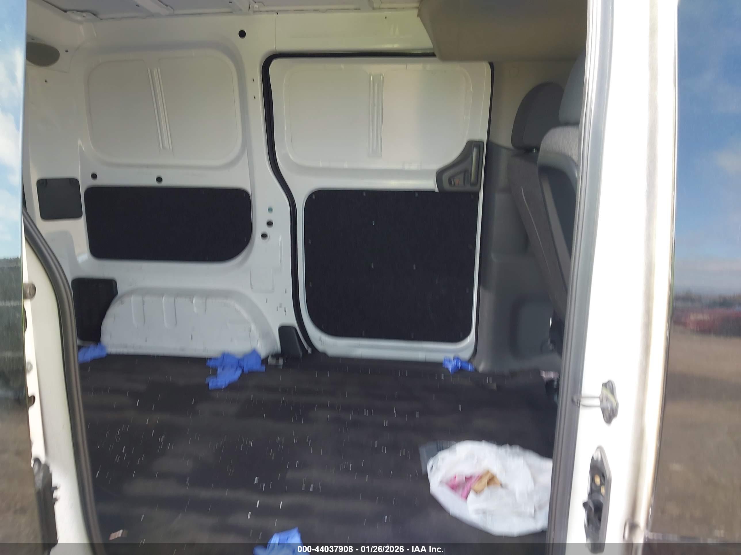 NISSAN NV200 image 8