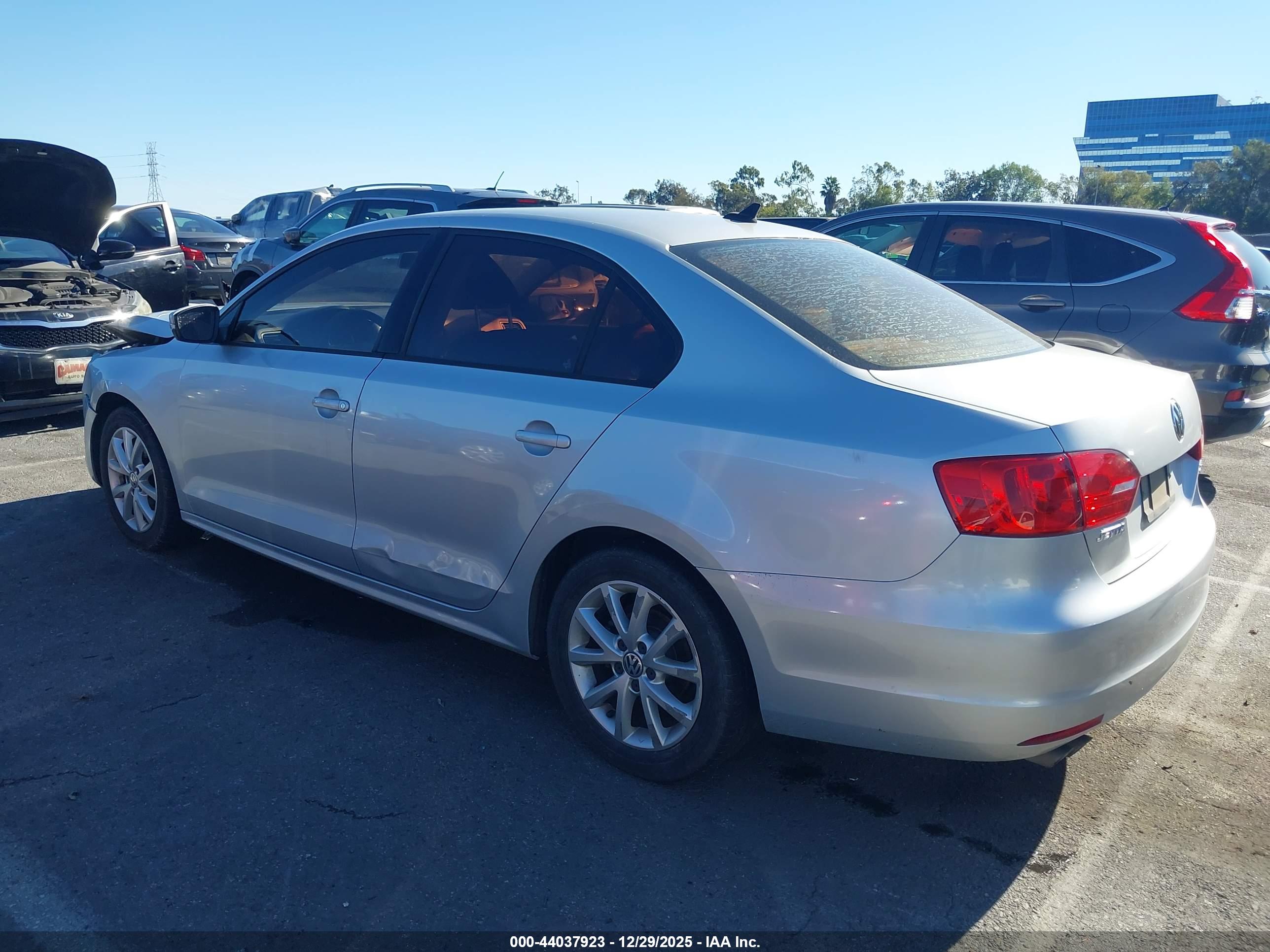 VOLKSWAGEN JETTA image 3