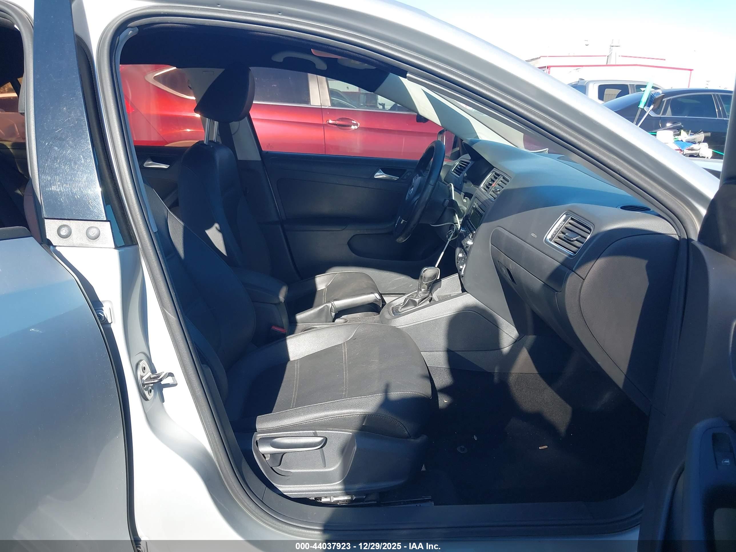 VOLKSWAGEN JETTA image 5