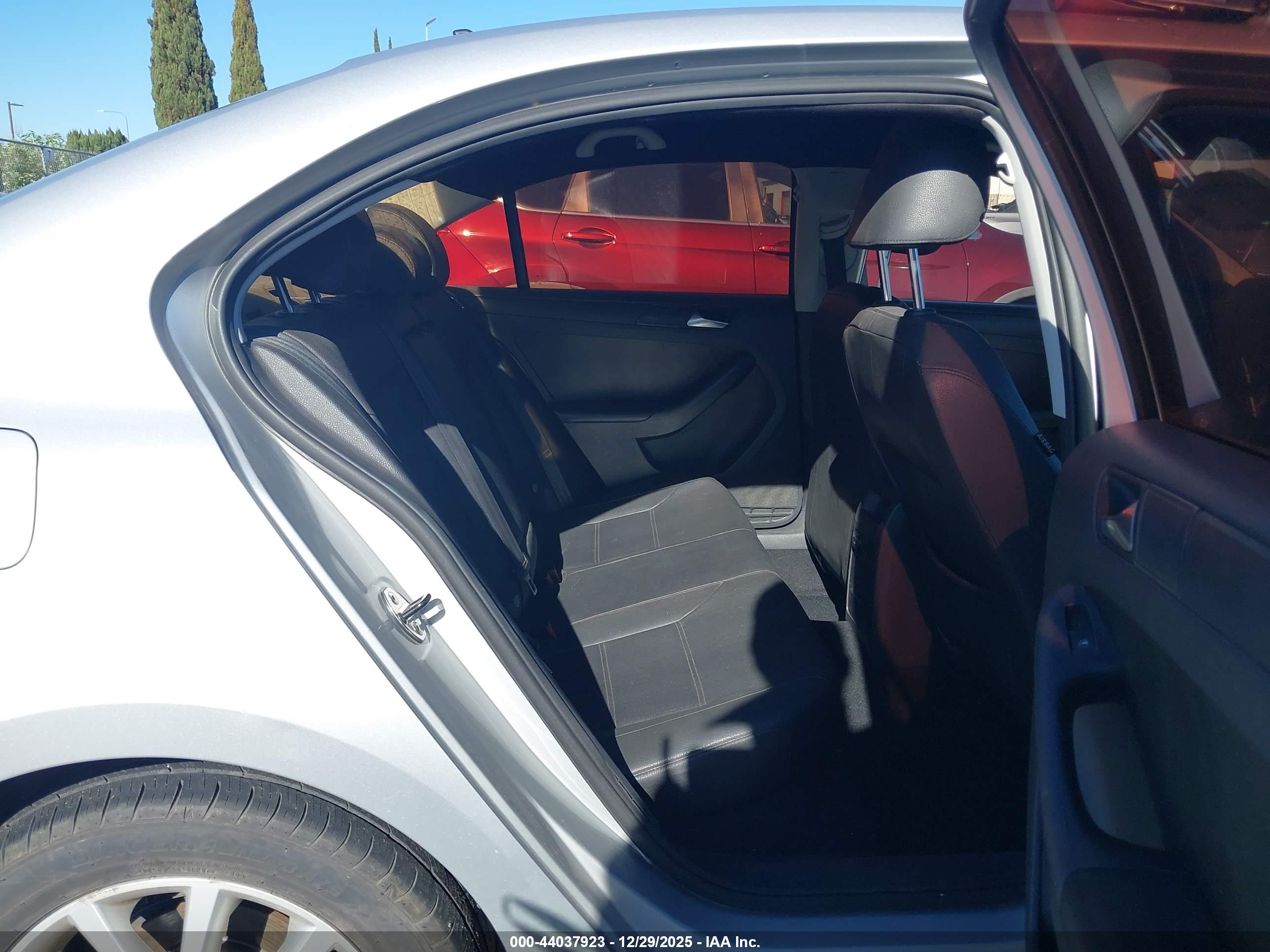 VOLKSWAGEN JETTA image 8