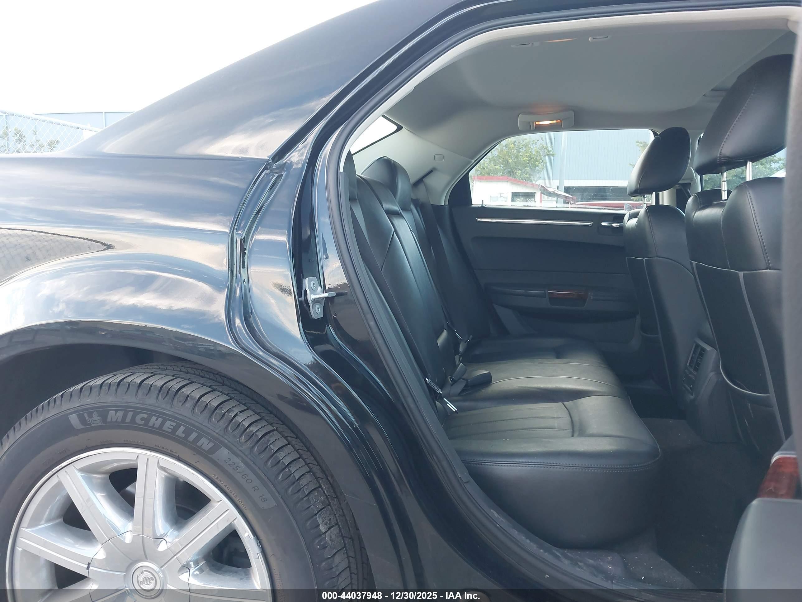 CHRYSLER 300C image 8
