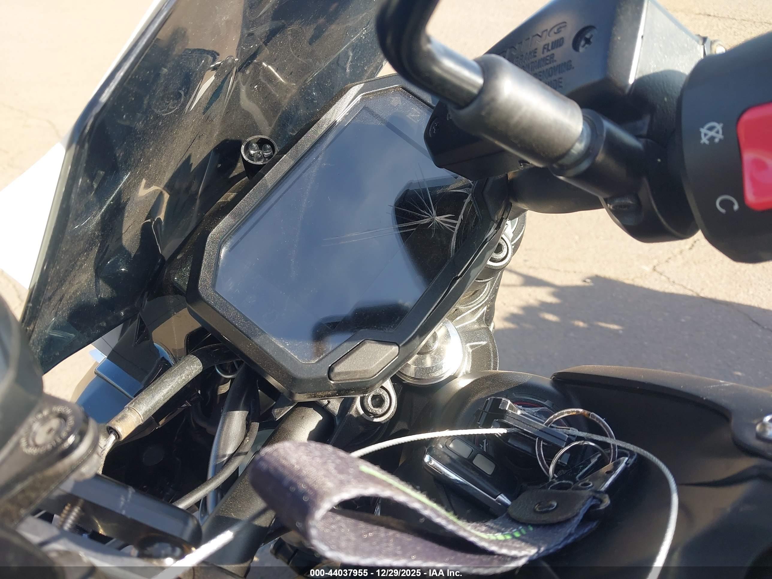 KAWASAKI ZR900 image 7
