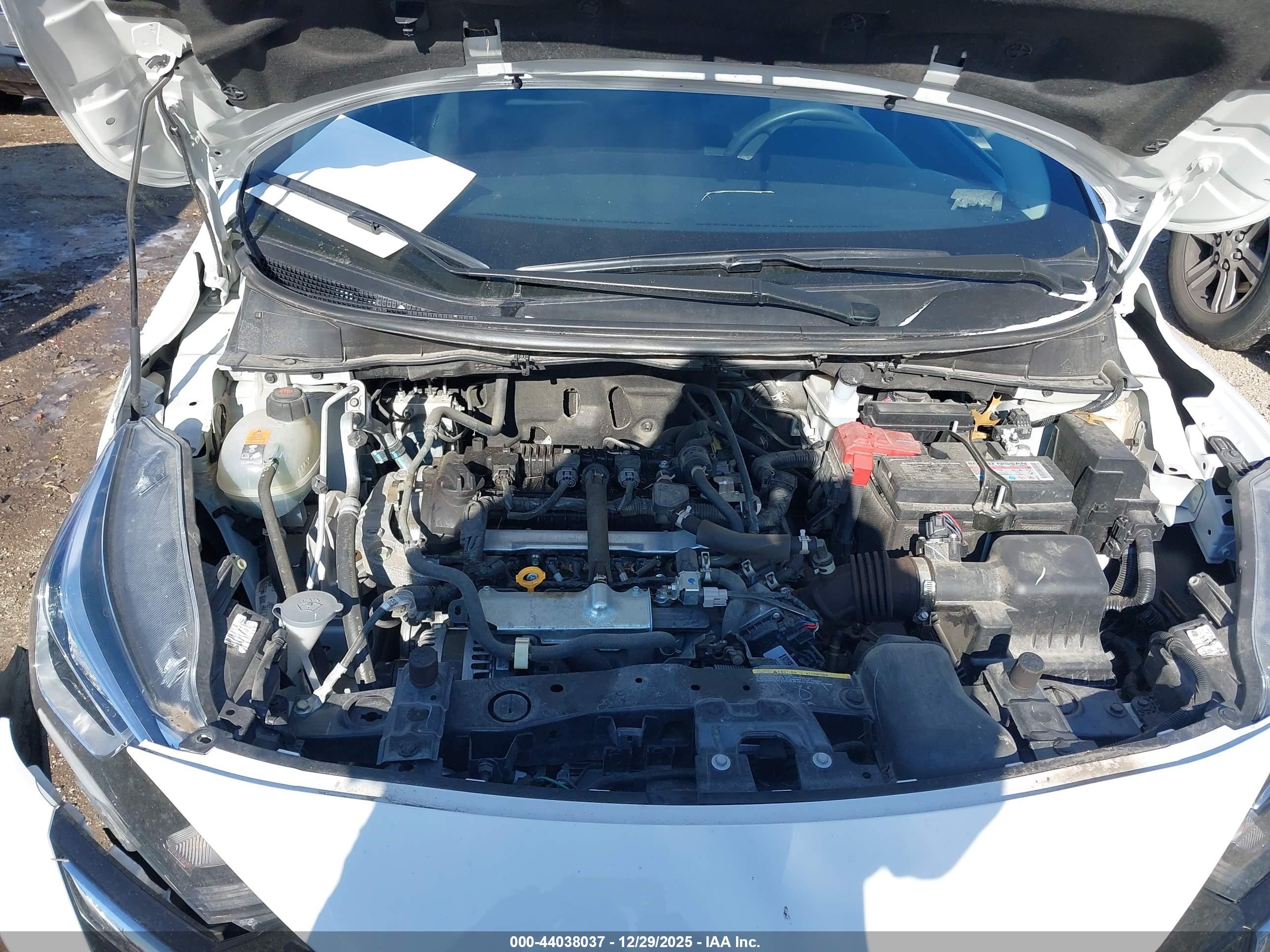 NISSAN VERSA image 10