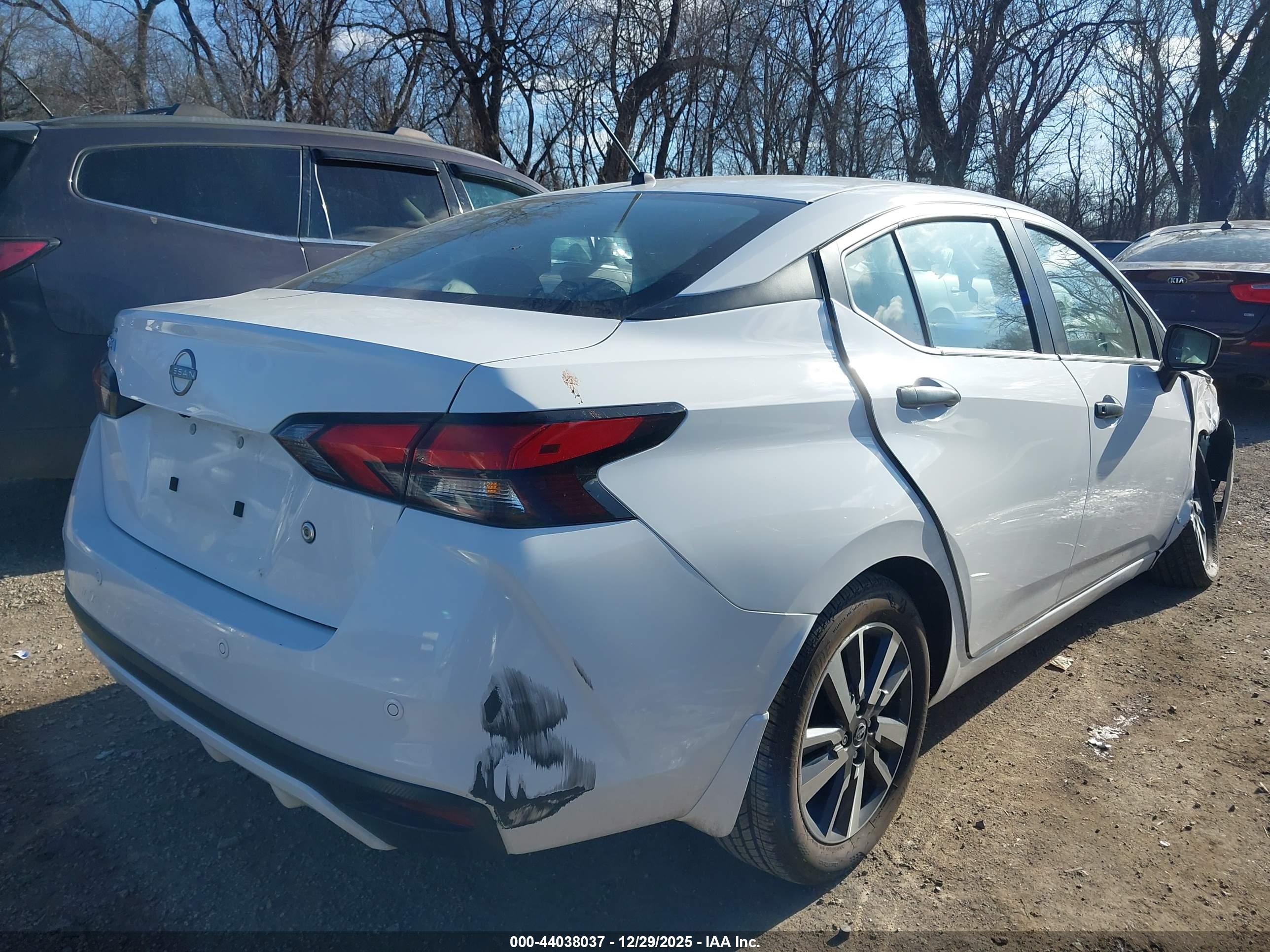NISSAN VERSA image 4
