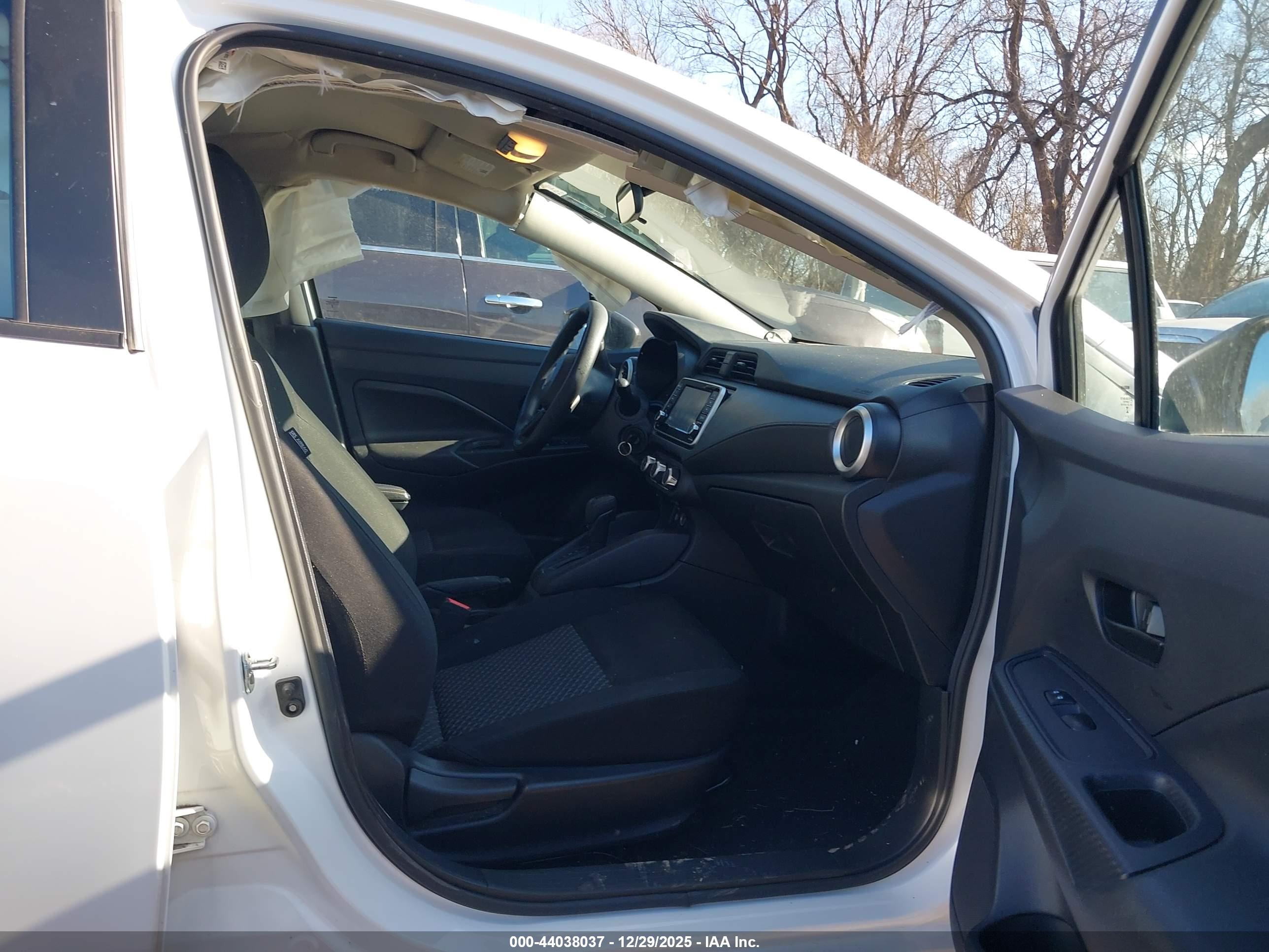 NISSAN VERSA image 5