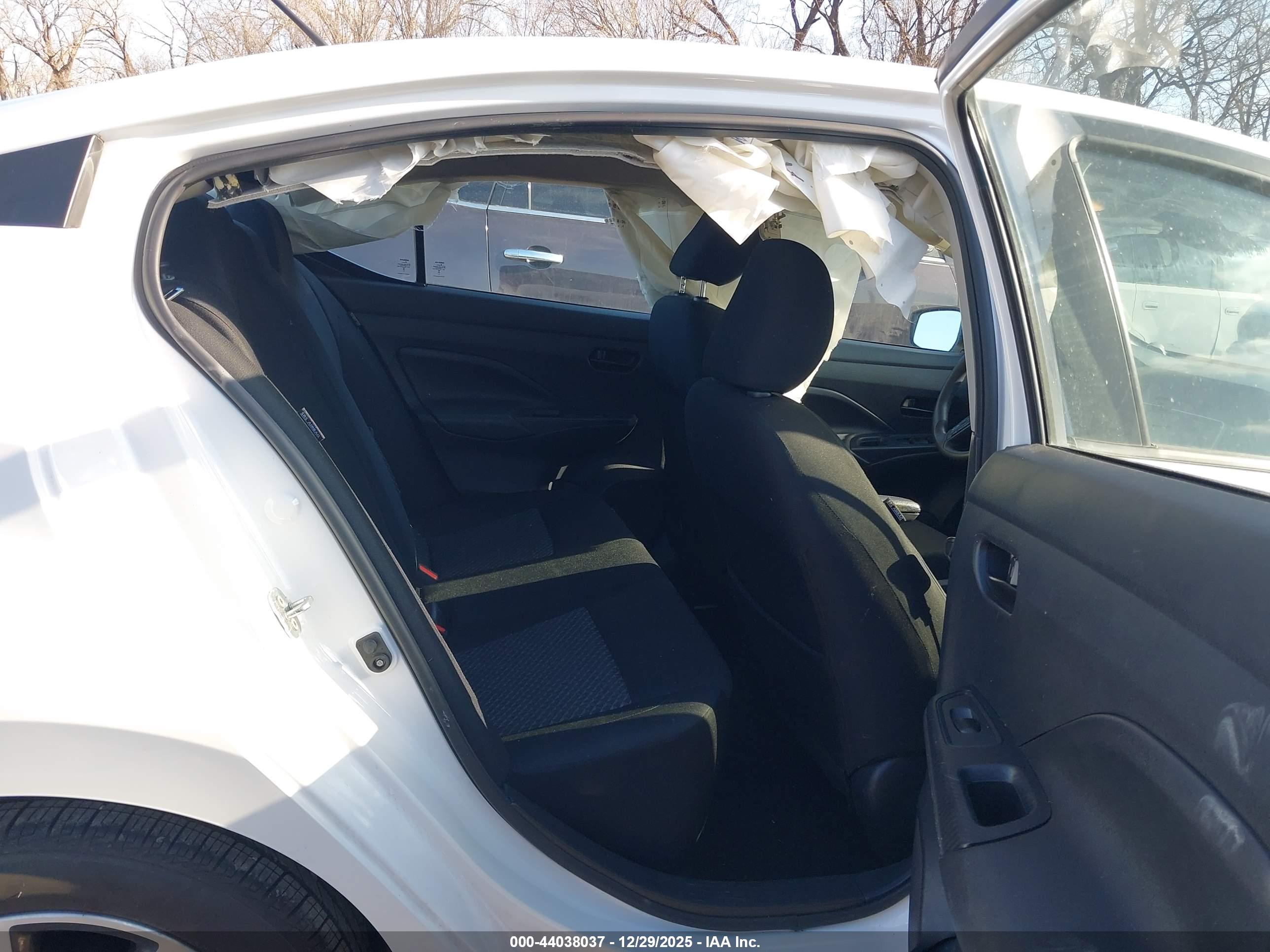 NISSAN VERSA image 8