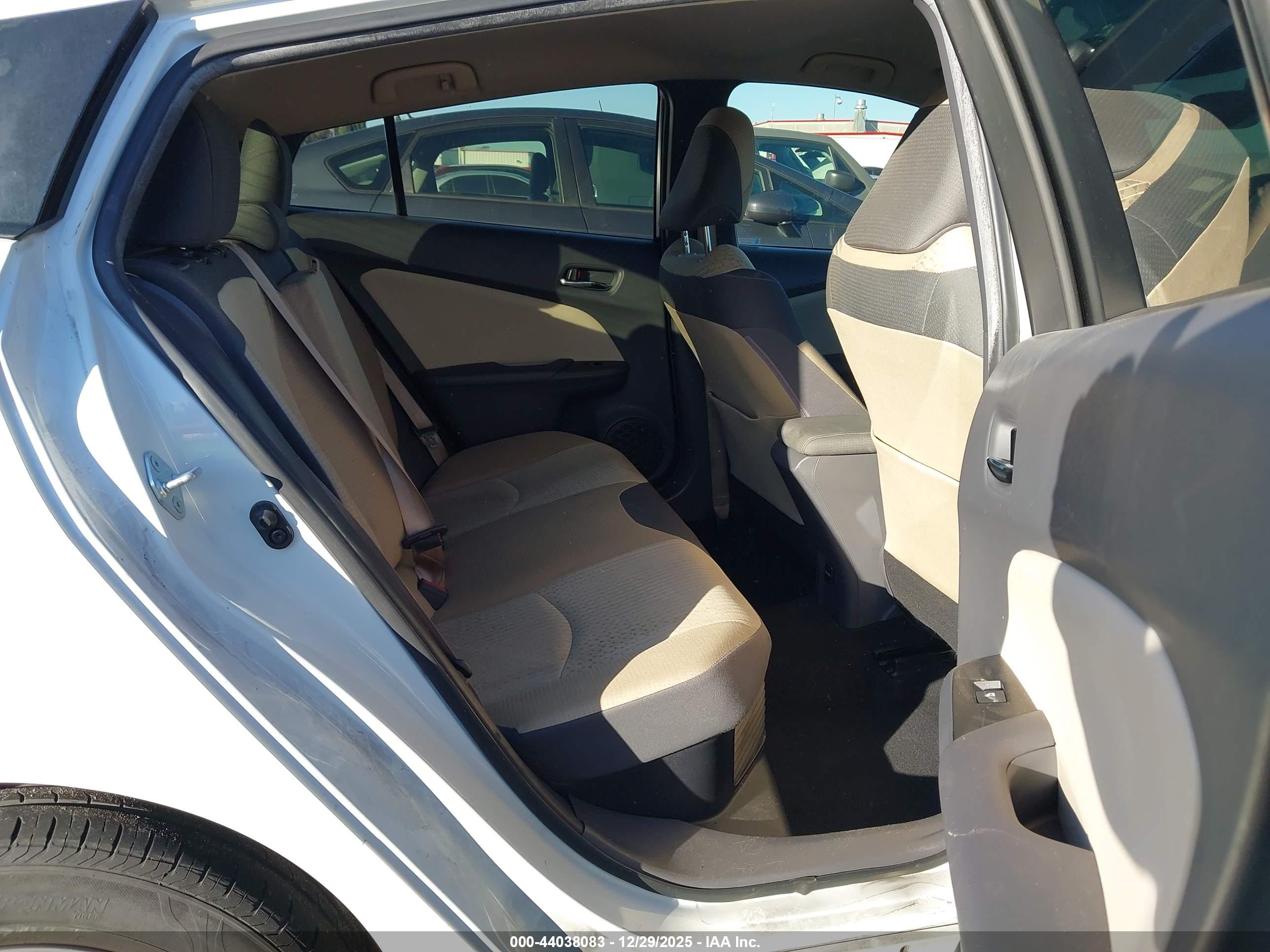 TOYOTA PRIUS image 8
