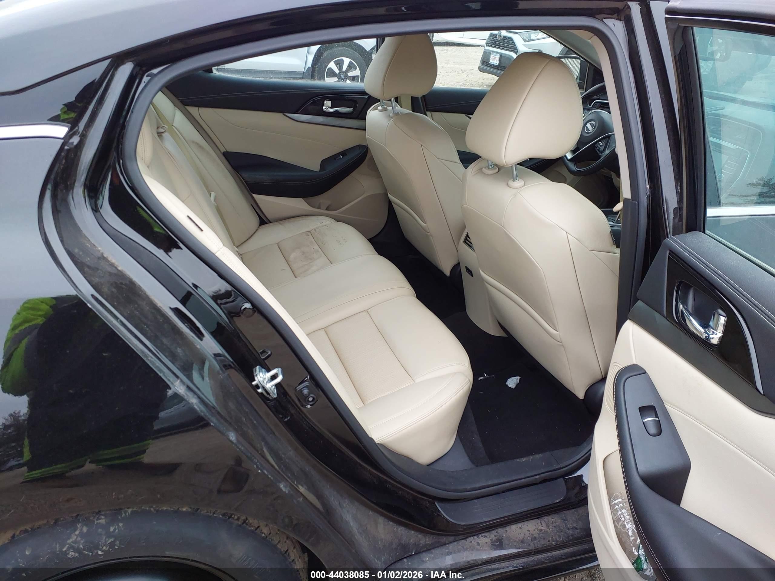 NISSAN MAXIMA image 8