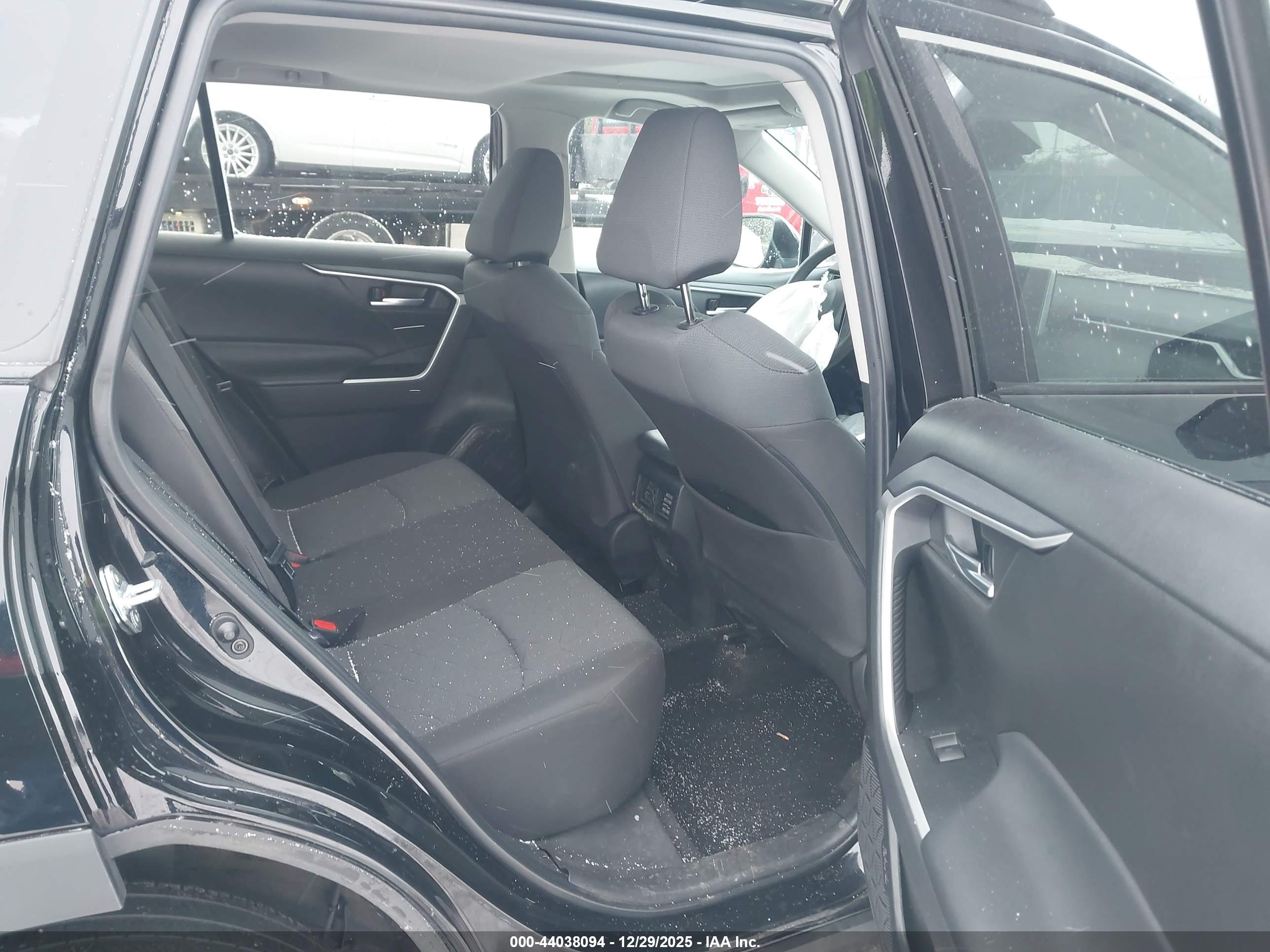 TOYOTA RAV4 image 8