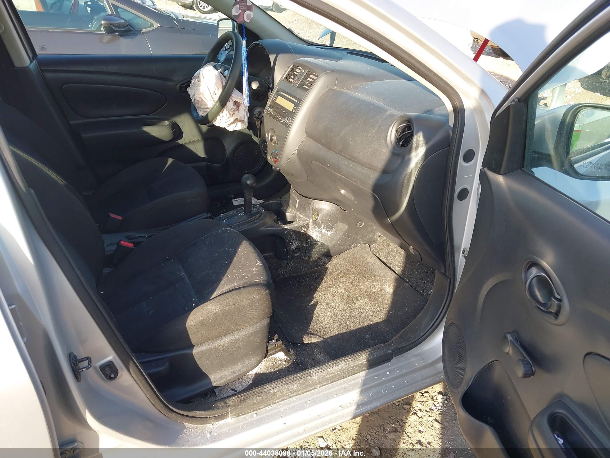 NISSAN VERSA image 5