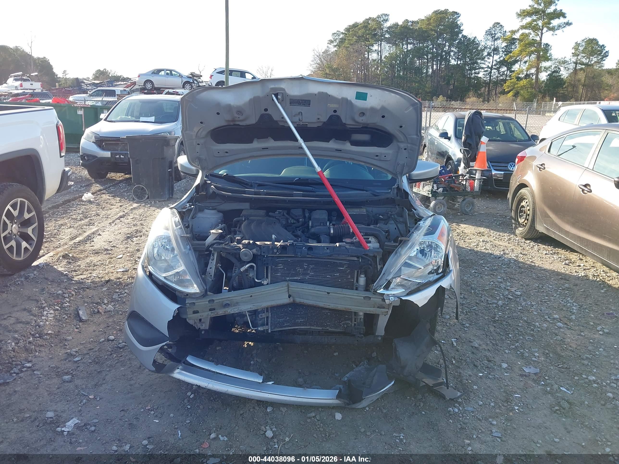 NISSAN VERSA image 6