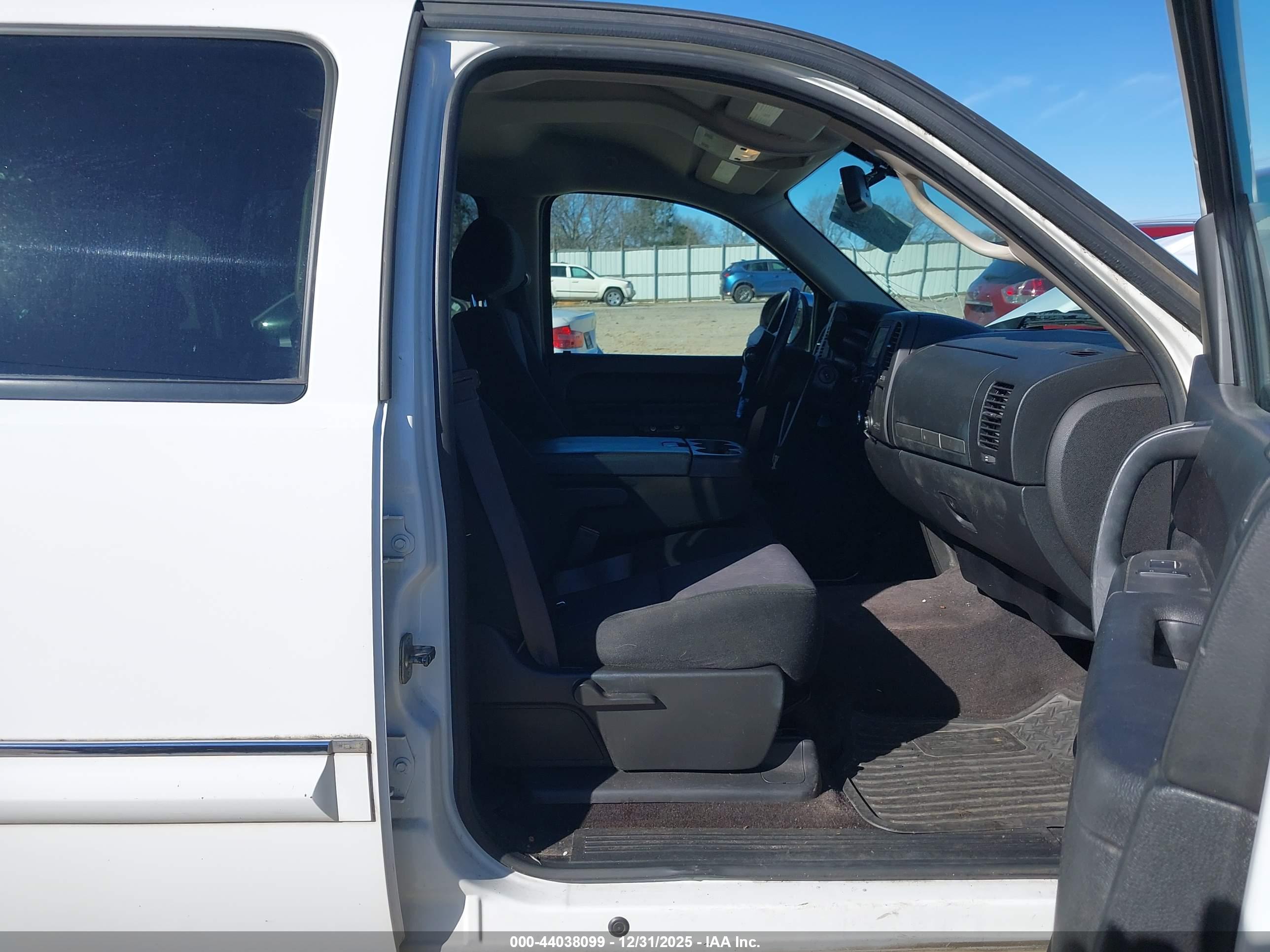 CHEVROLET SILVERADO image 5