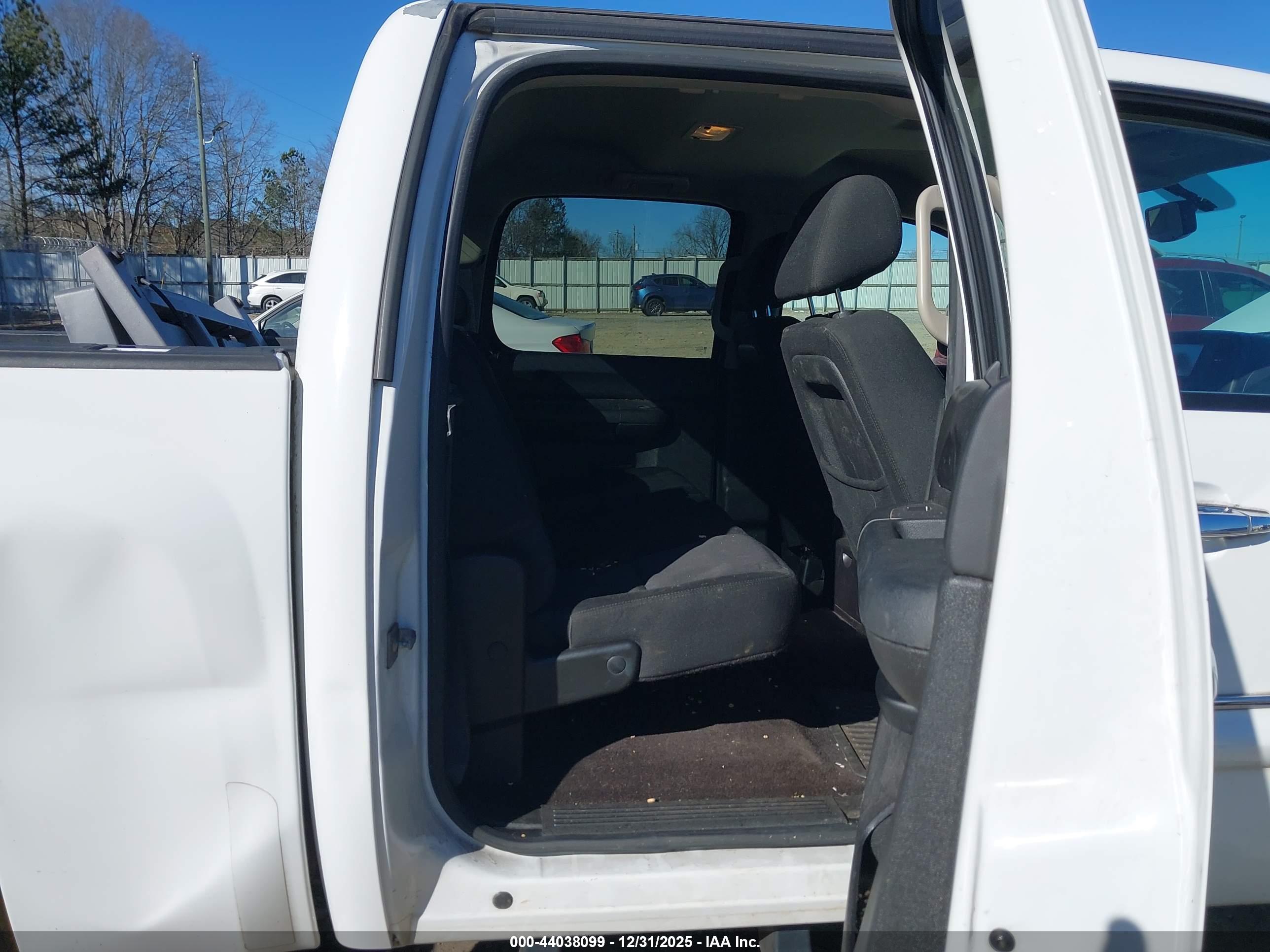 CHEVROLET SILVERADO image 8