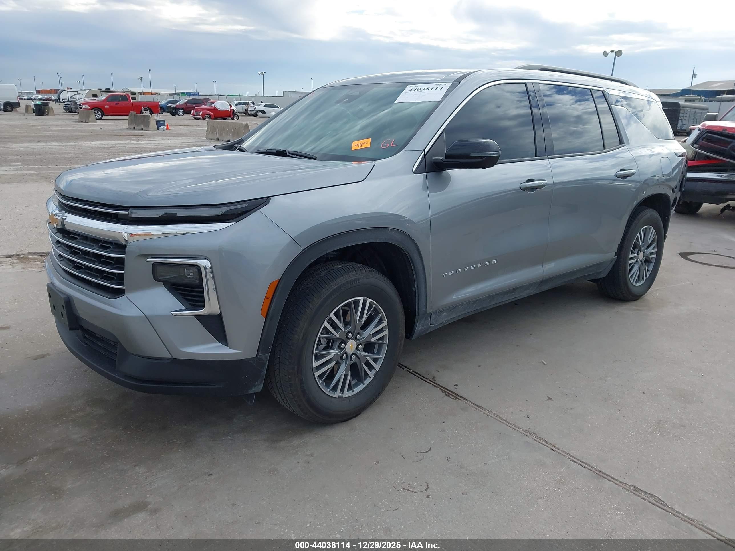 CHEVROLET TRAVERSE image 2