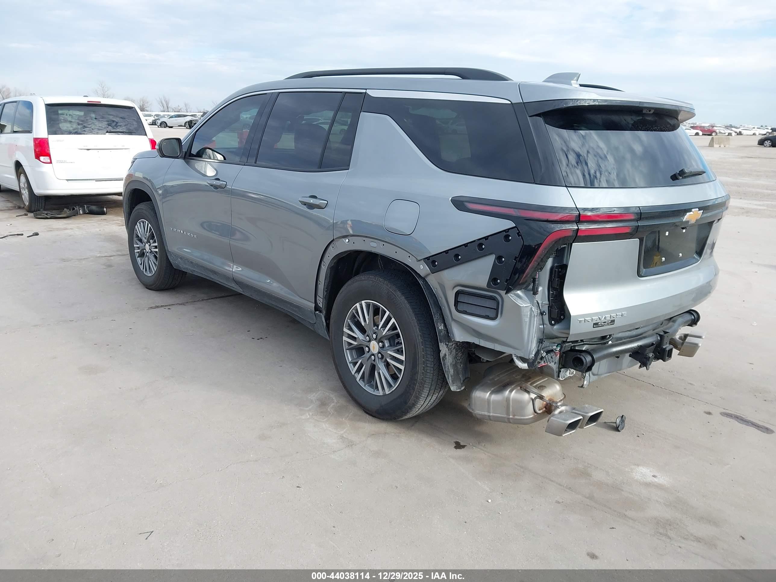 CHEVROLET TRAVERSE image 3