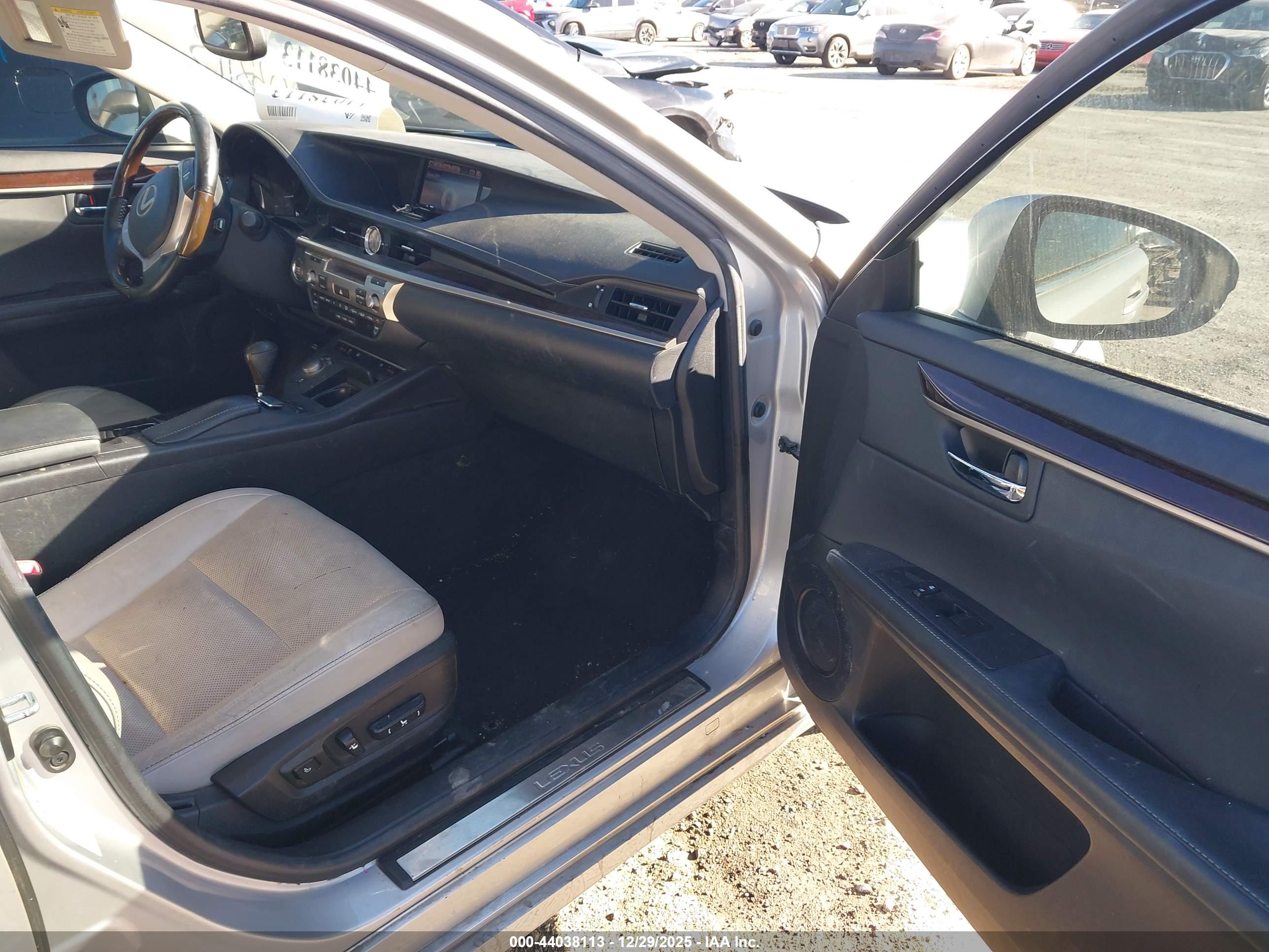 LEXUS ES image 5