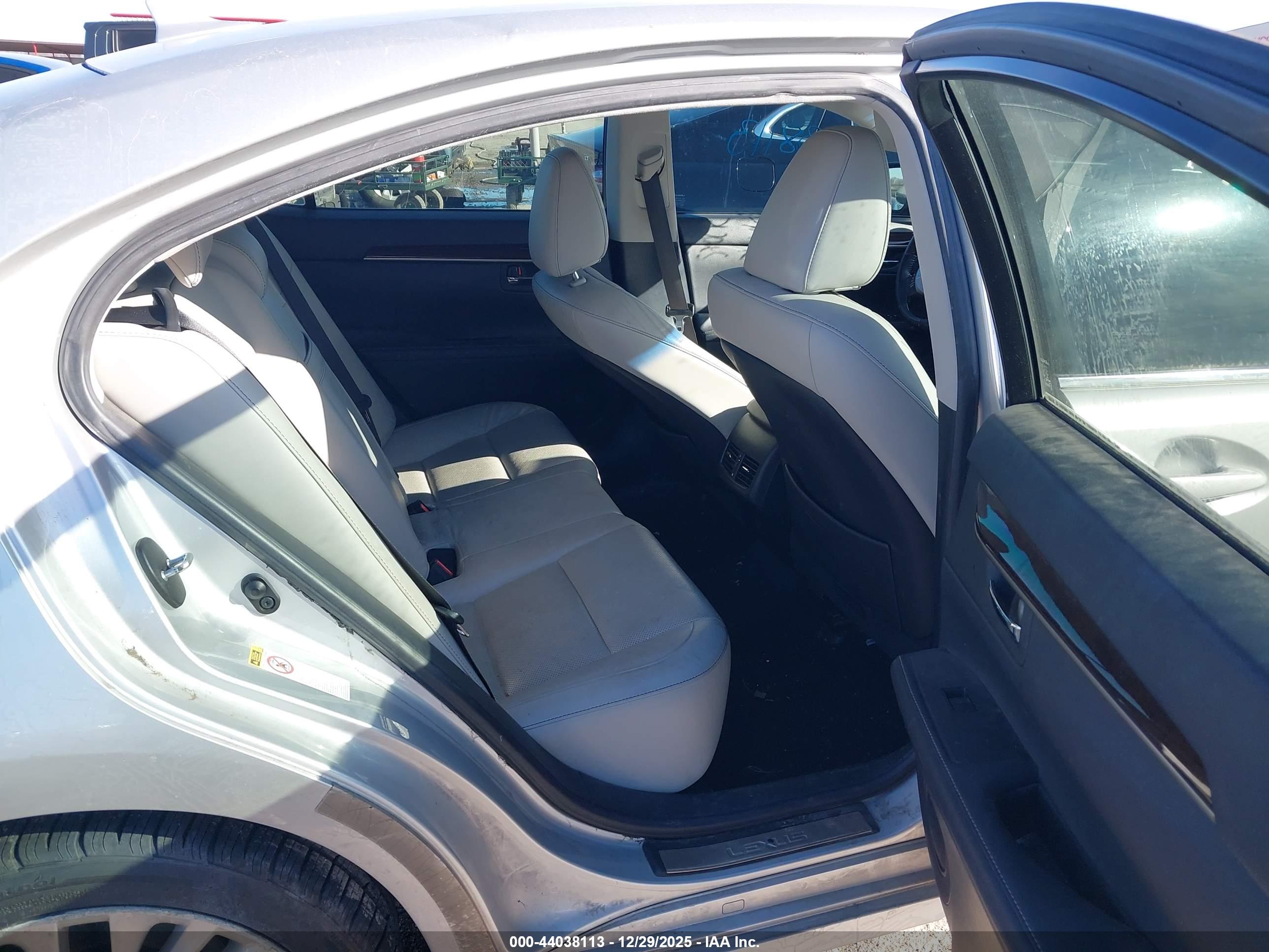 LEXUS ES image 8