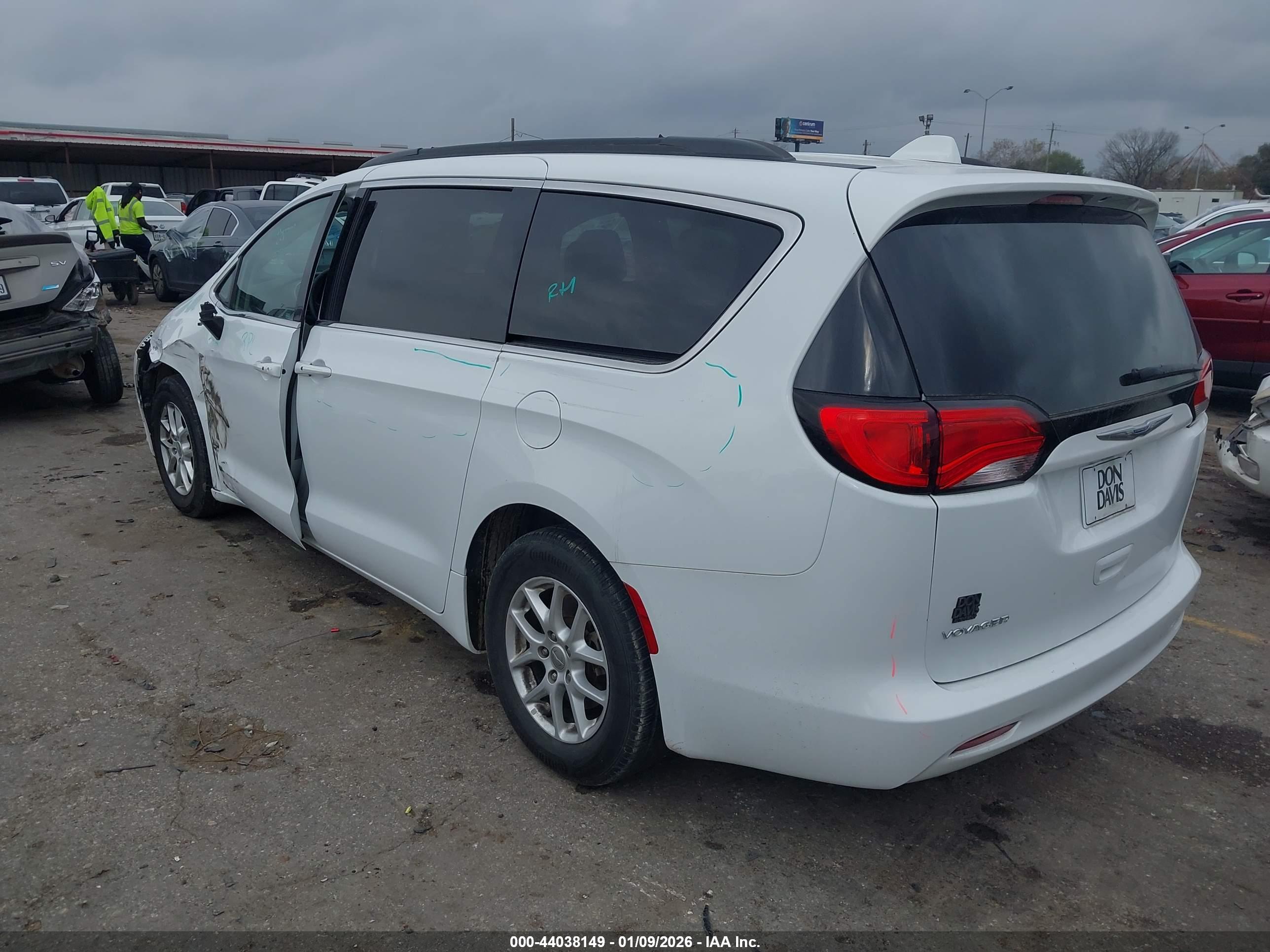 CHRYSLER VOYAGER image 3