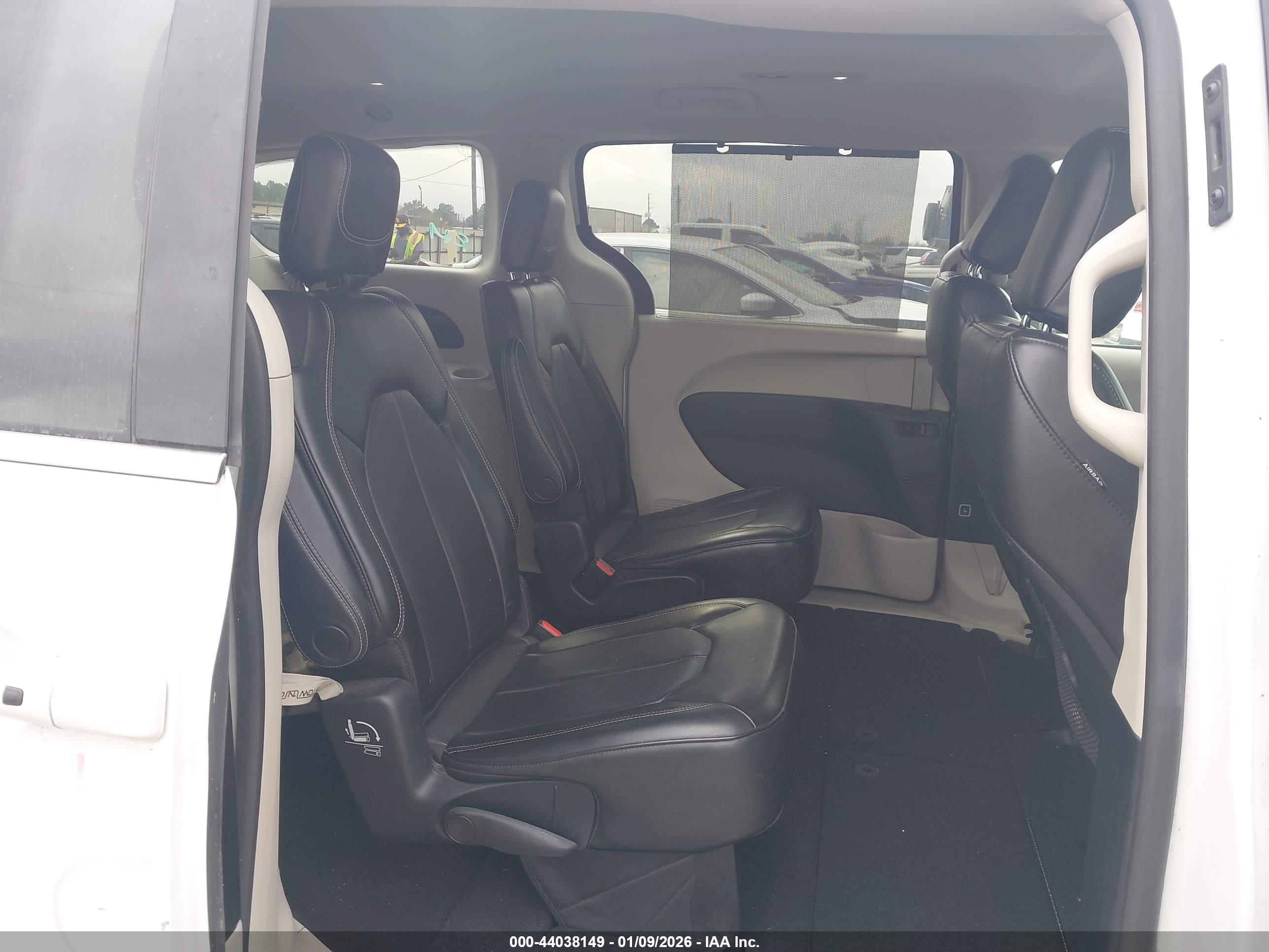 CHRYSLER VOYAGER image 8