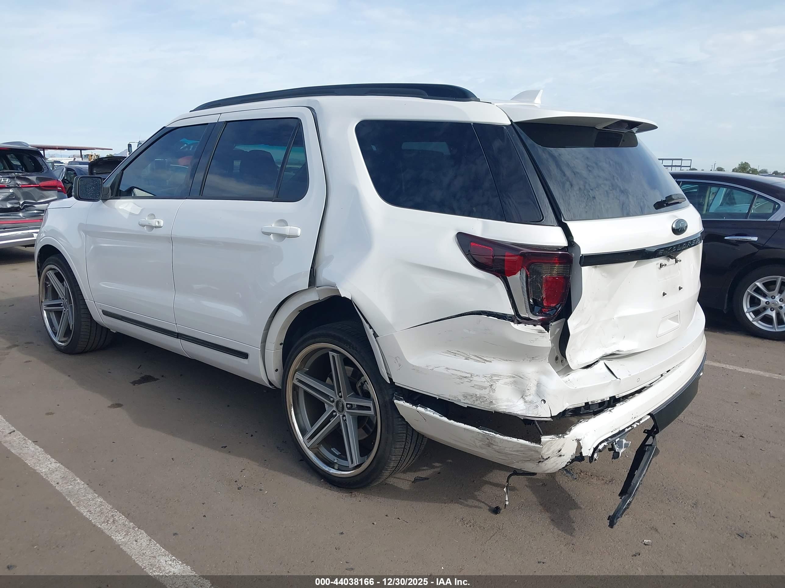 FORD EXPLORER image 3
