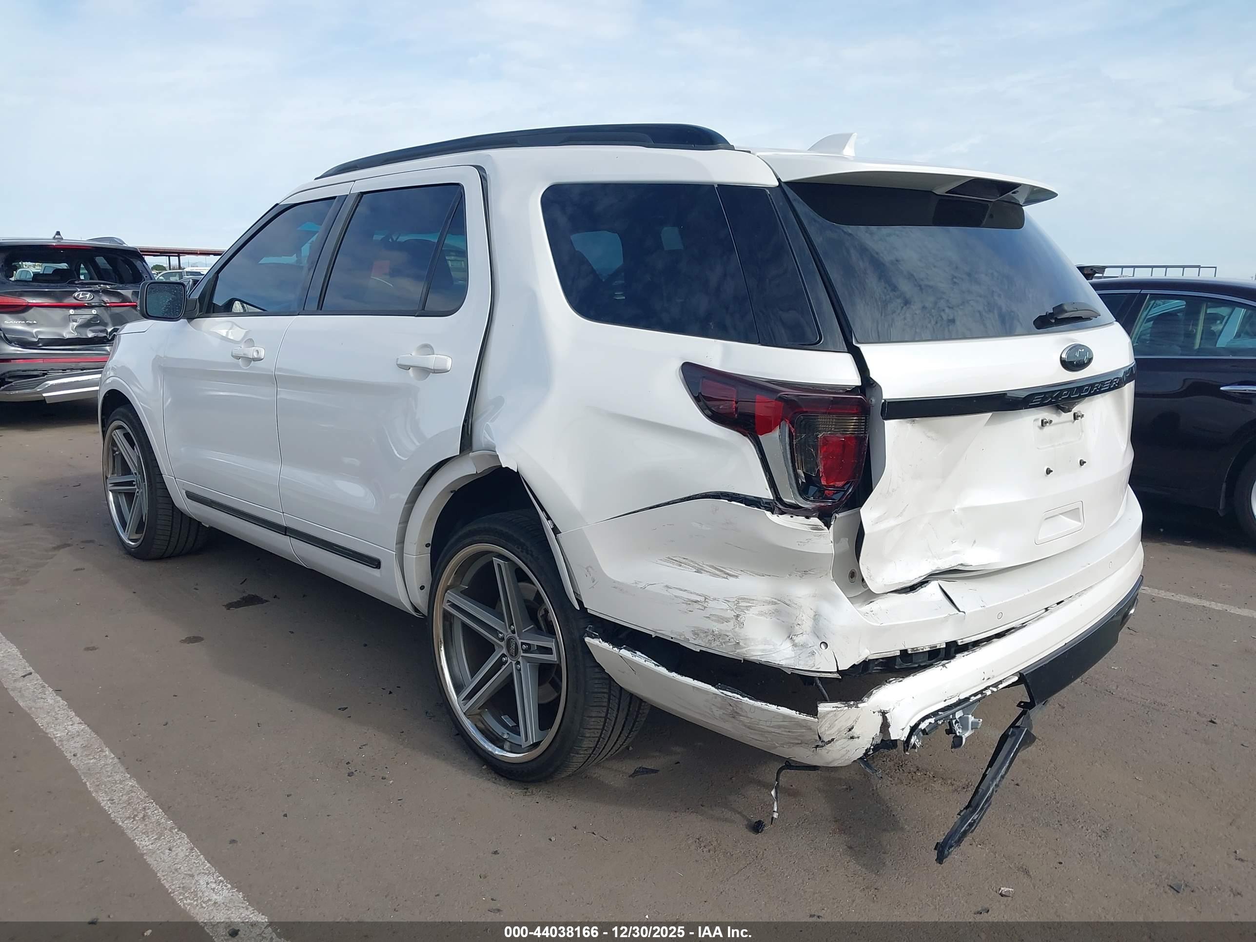 FORD EXPLORER image 6