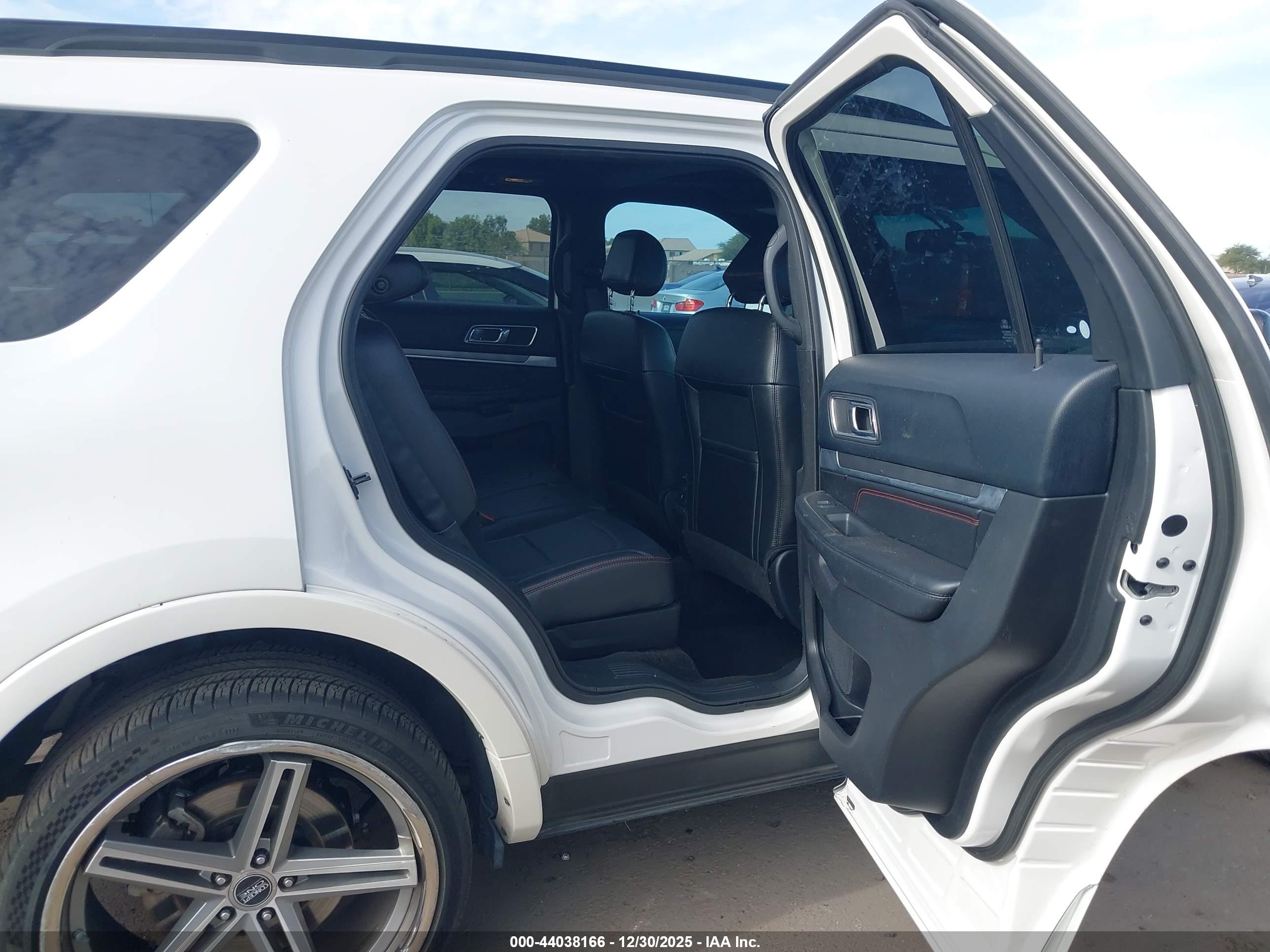 FORD EXPLORER image 8