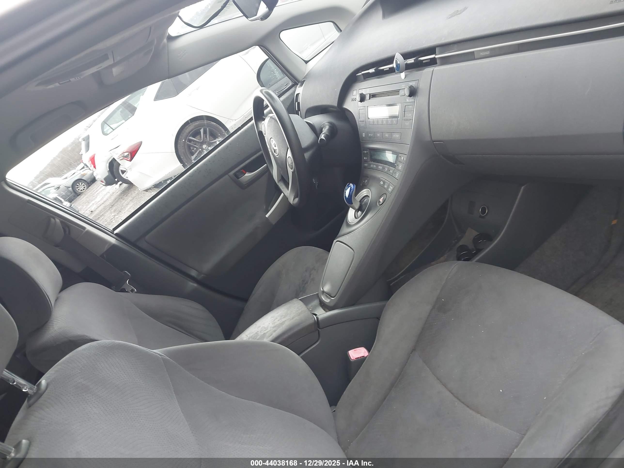 TOYOTA PRIUS image 5
