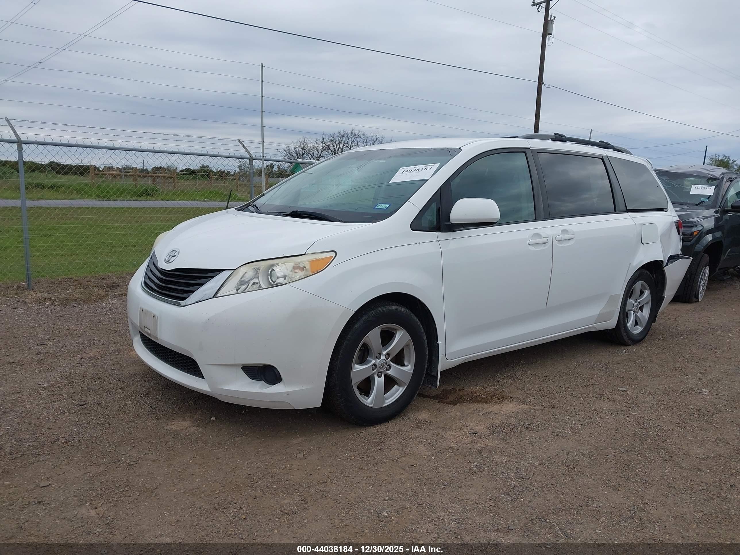 TOYOTA SIENNA image 2