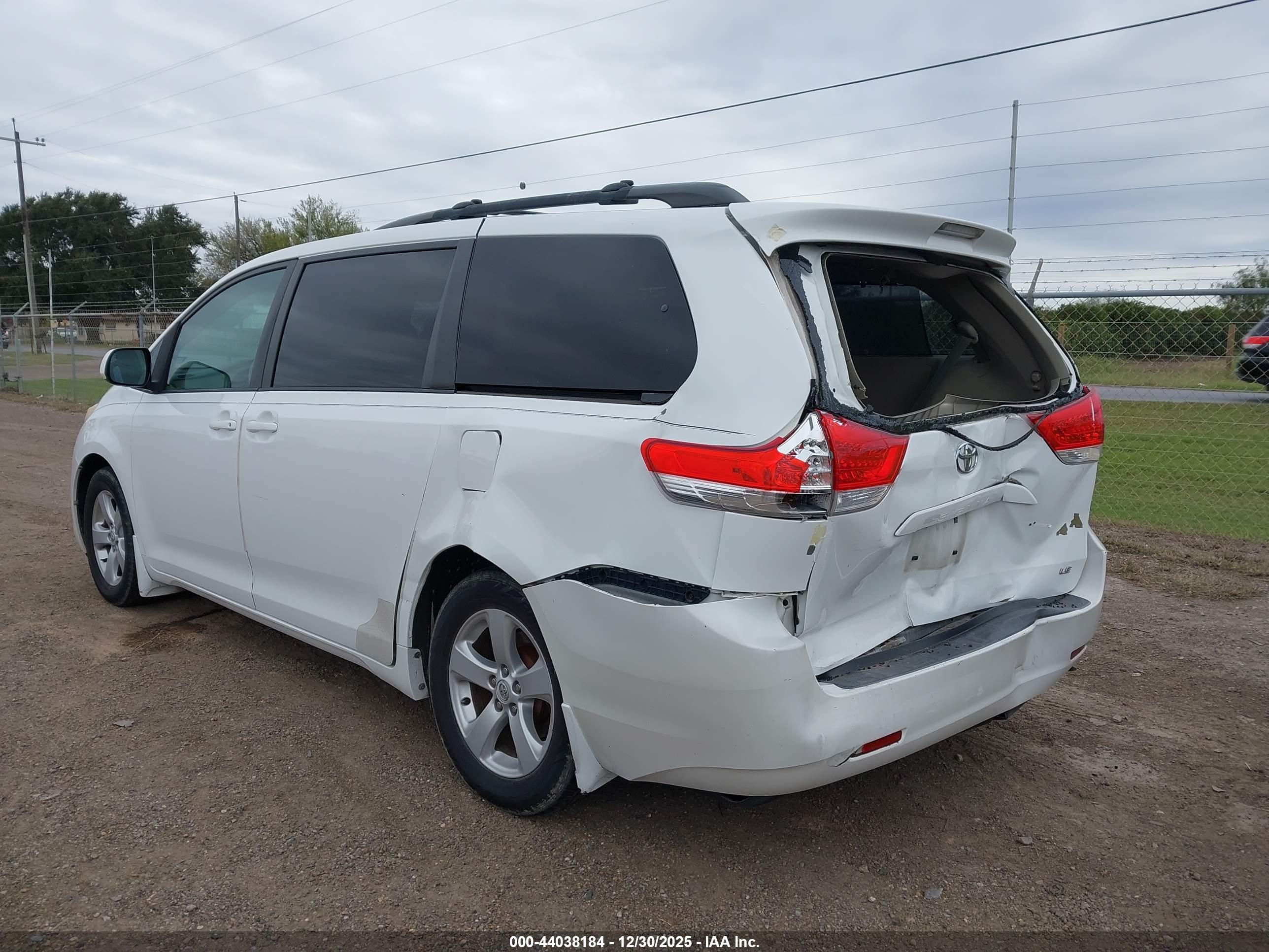 TOYOTA SIENNA image 3