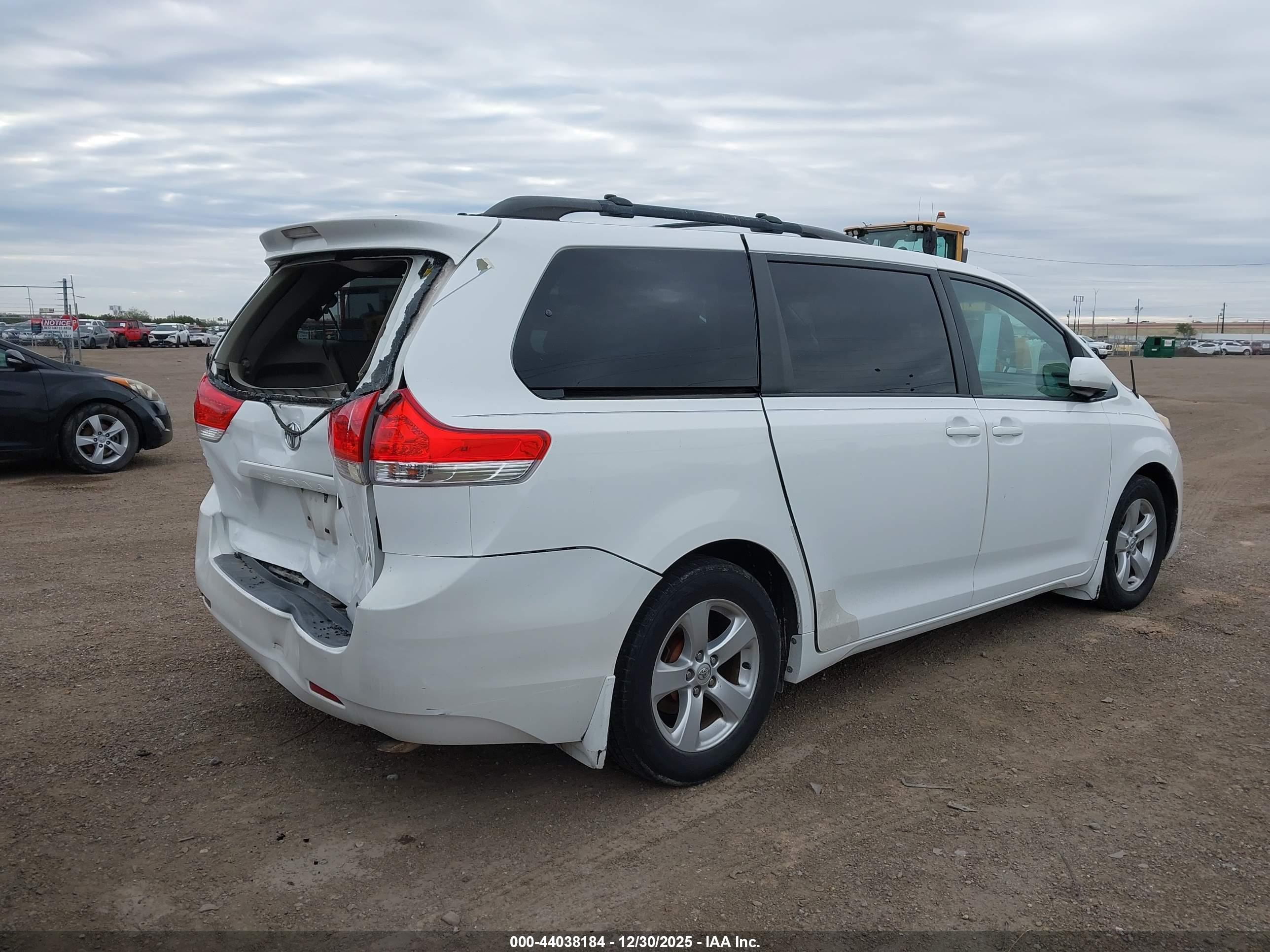TOYOTA SIENNA image 4