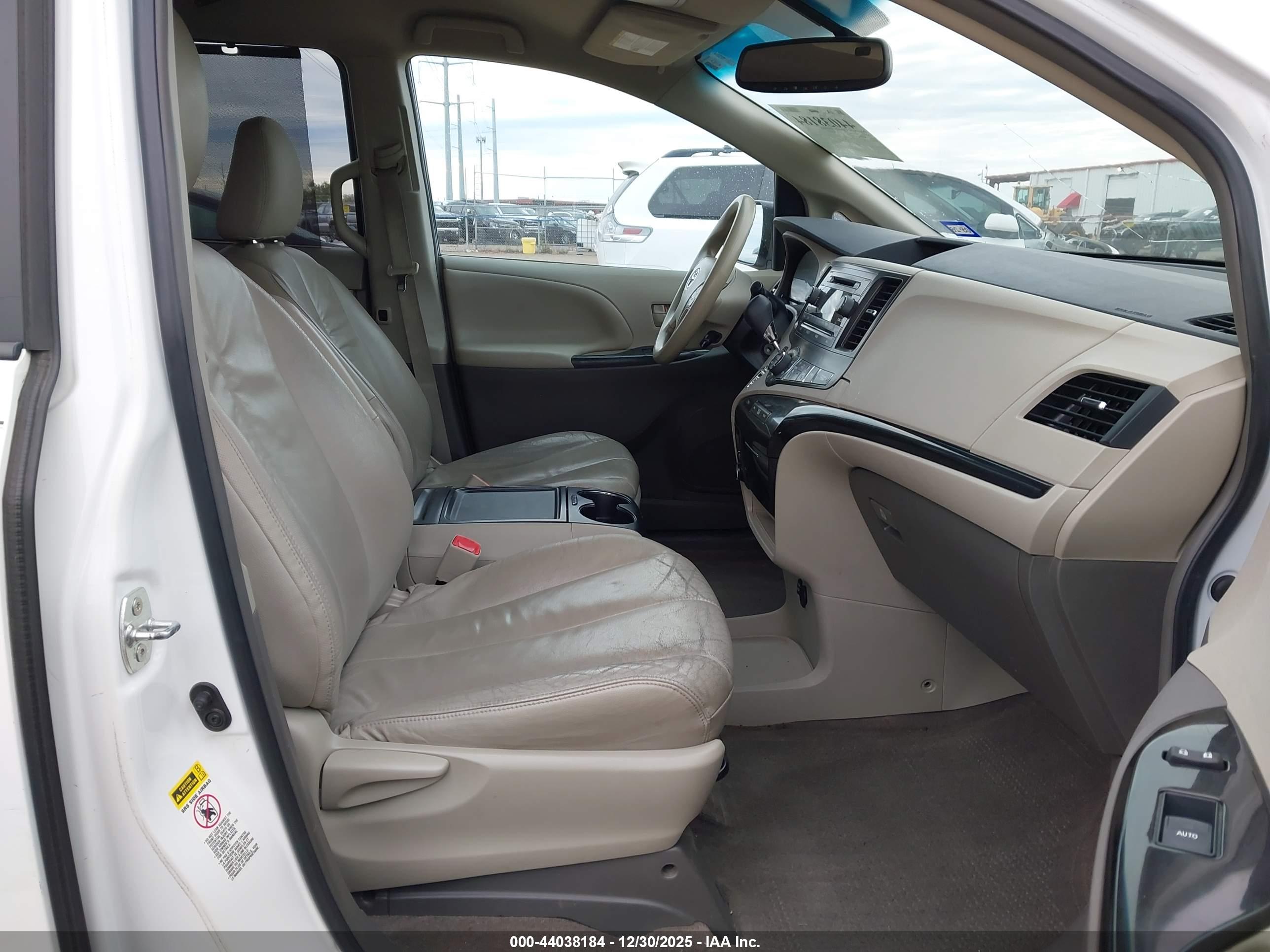 TOYOTA SIENNA image 5
